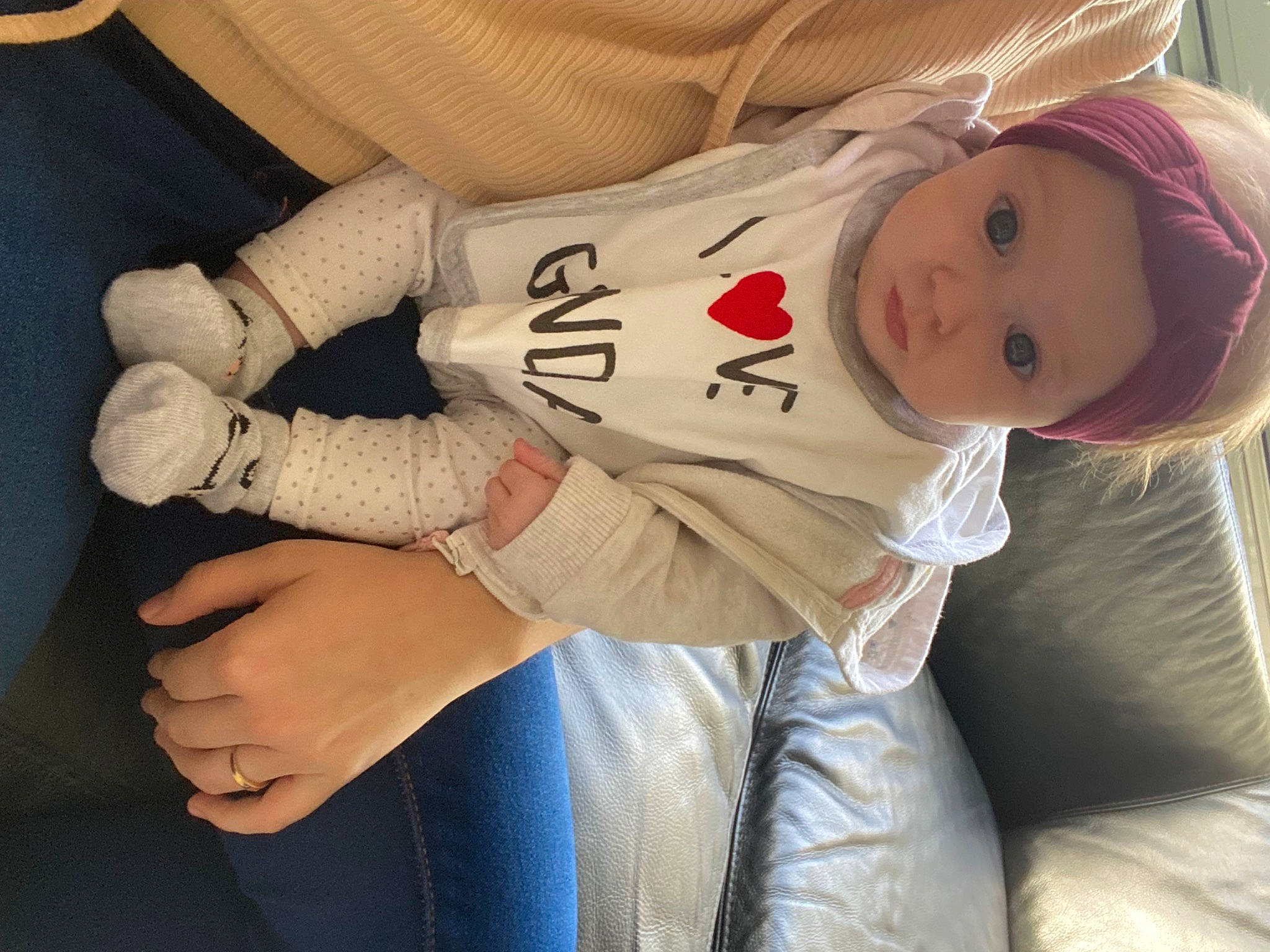 Yléanã participe au concours pour gagner de l'argent avec cette photo : baby, baby_toddler_clothing, child, comfort, elbow, eye, finger, gesture, hand, human_leg, joint, knee, leg, person, sleeve, sports_gear, sportswear, thigh, toddler, white