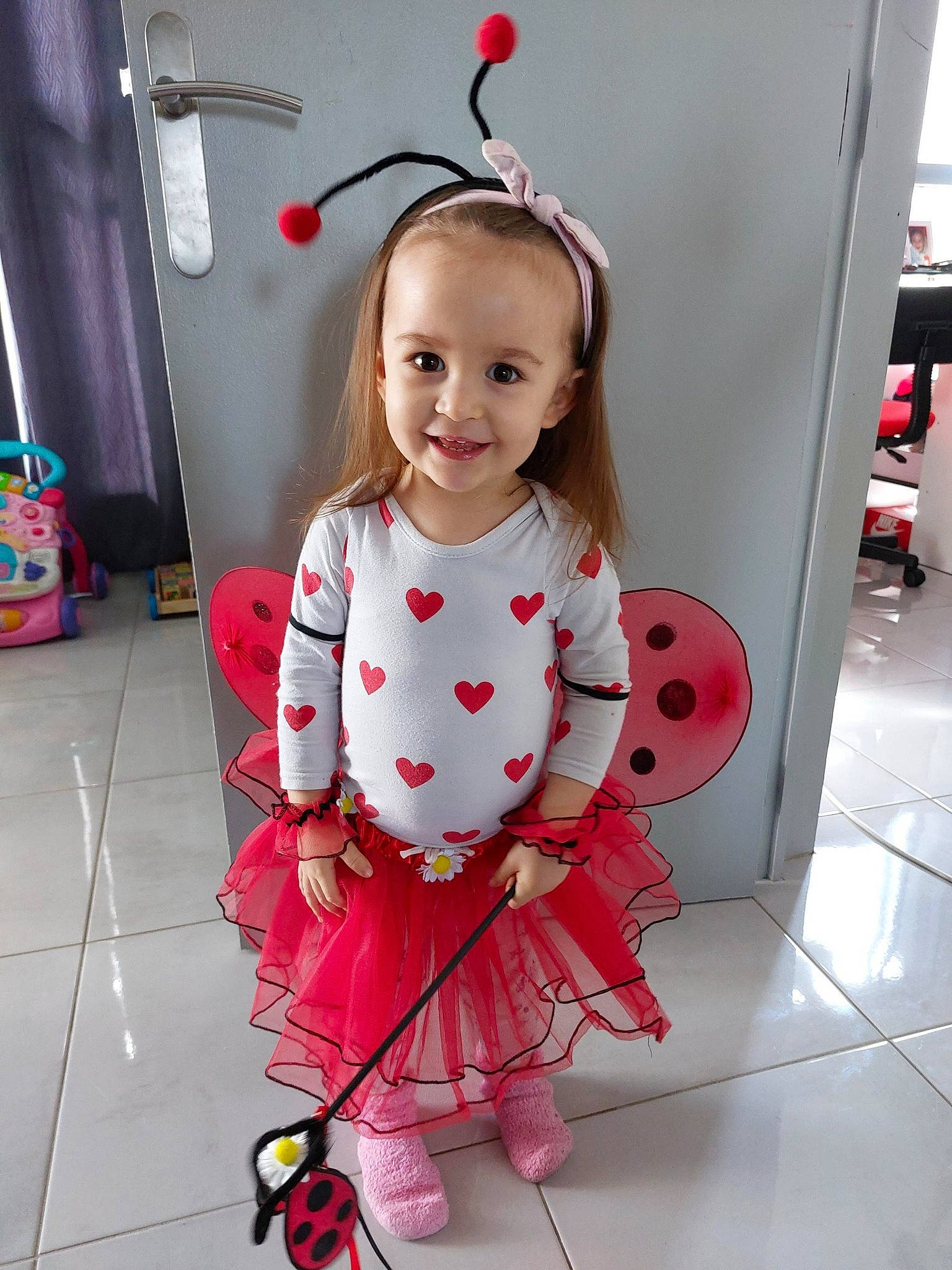 Louana a rejoint le concours — aidez-le/la à gagner de superbes lots ! baby, baby_toddler_clothing, child, dress, event, fashion_accessory, flooring, fun, happy, human_leg, joy, magenta, pattern, peach, person, pink, plaid, polka_dot, sitting, sleeve