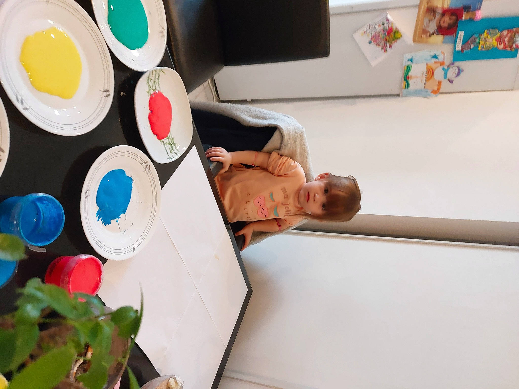 Louana a rejoint le concours — aidez-le/la à gagner de superbes lots ! bowl, child, circle, cup, dishware, drinkware, fun, paint, pattern, person, plant, plastic, plate, porcelain, room, serveware, shirt, t_shirt, table, tableware