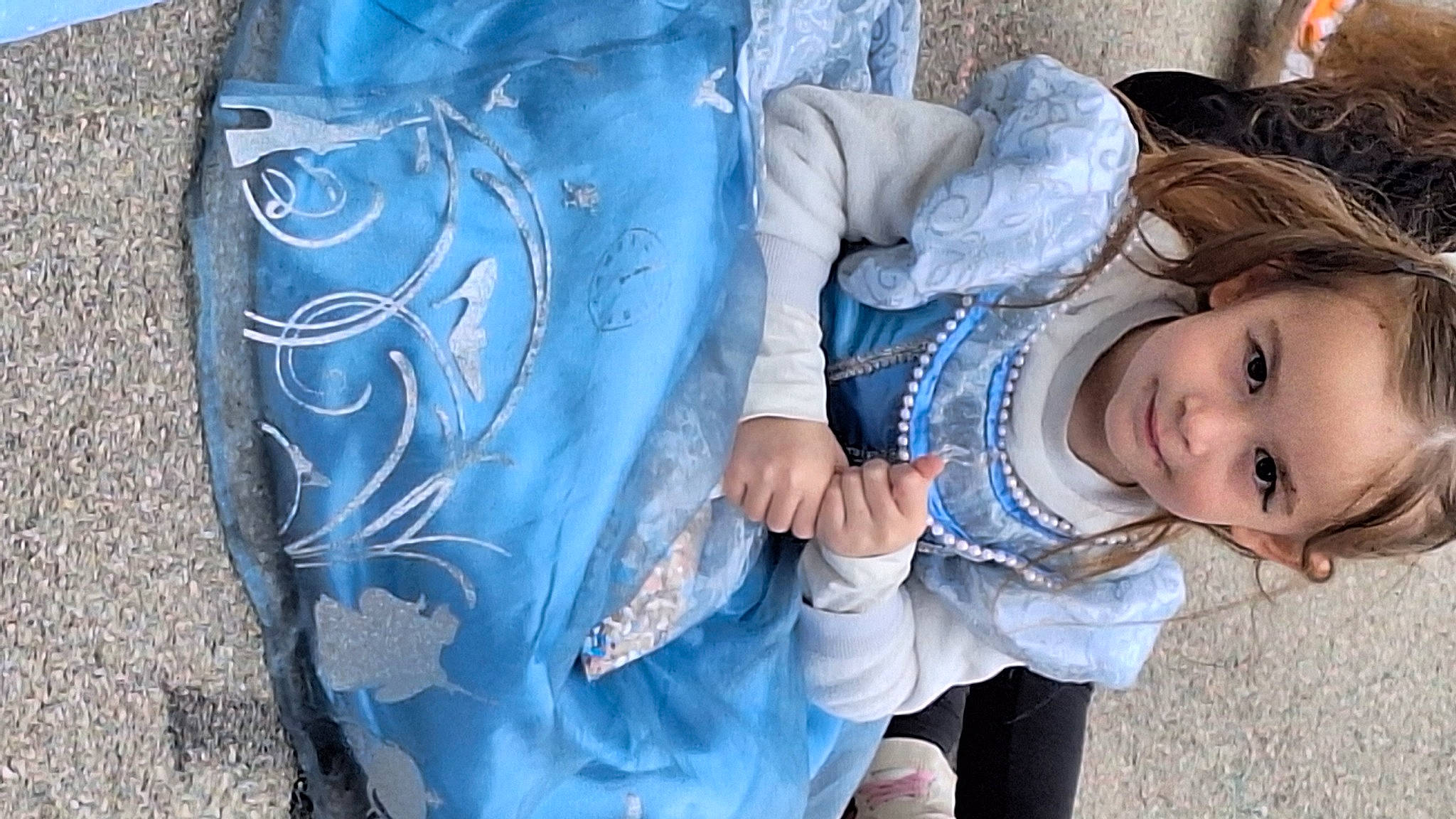 Louana participe au concours pour gagner de l'argent avec cette photo : azure, baby, baby_products, bag, child, cool, electric_blue, fashion_accessory, fun, happy, leisure, outerwear, pattern, person, plant, sitting, sleeve, smile, t_shirt, toddler