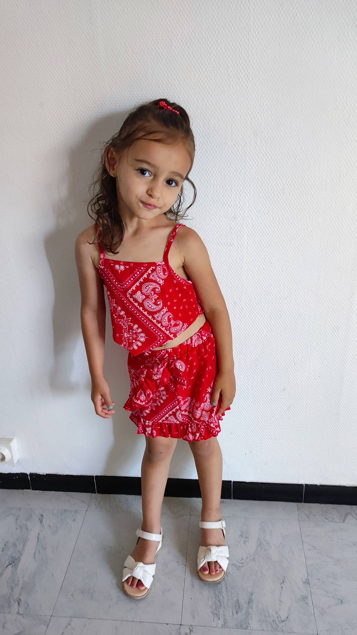 Anika a rejoint le concours — aidez-le/la à gagner de superbes lots ! baby_toddler_clothing, day_dress, dress, fashion_design, flash_photography, footwear, happy, human_leg, knee, leg, lip, magenta, neck, one_piece_garment, person, pink, skin, thigh, toddler, trunk