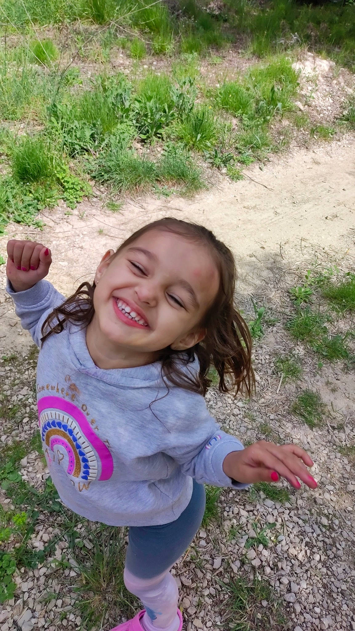 Anika a rejoint le concours — aidez-le/la à gagner de superbes lots ! baby_toddler_clothing, botany, child, finger, fun, gesture, grass, grass_family, hand, happy, joy, leaf, leisure, people_in_nature, person, plant, skin, smile, soil, spring