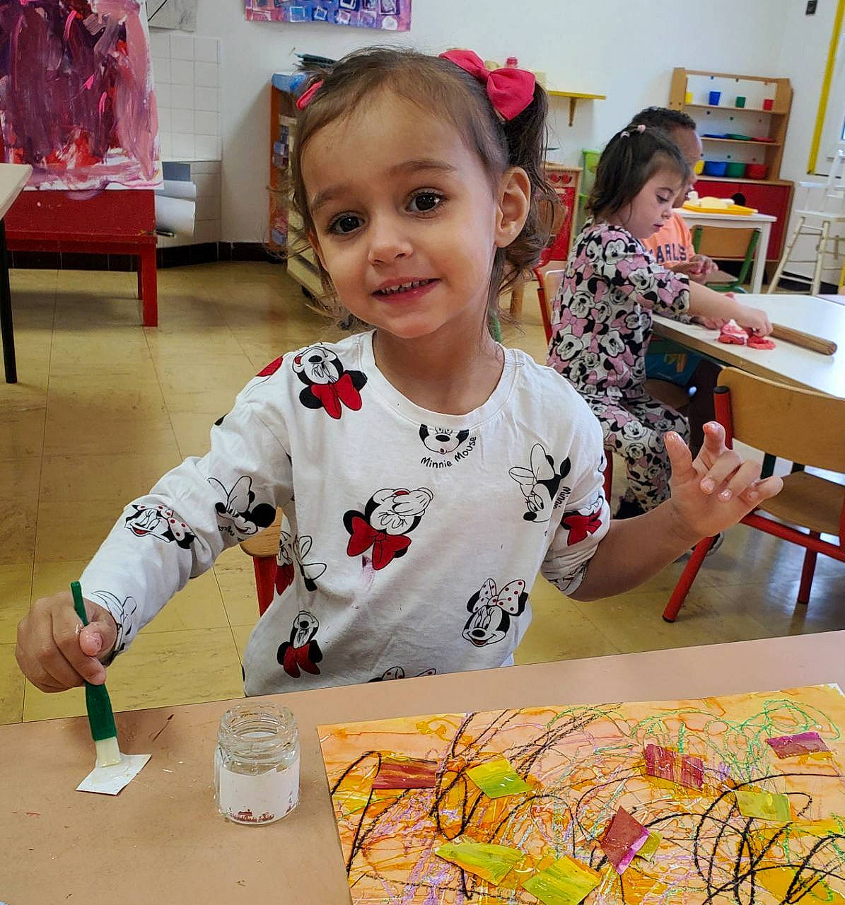 Anika a rejoint le concours — aidez-le/la à gagner de superbes lots ! art, artist, chair, child, desk, event, fun, happy, indoor_games_and_sports, joy, map, paint, person, play, recreation, sharing, shelf, smile, table, toddler