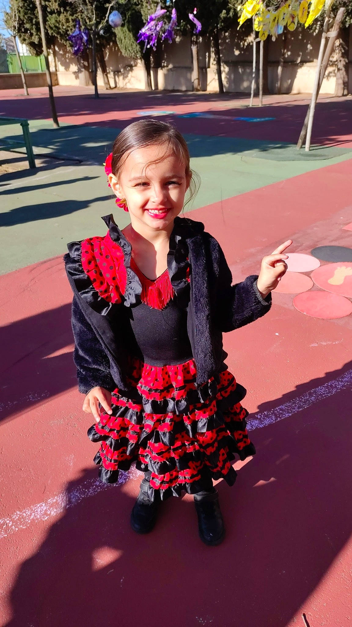 Anika participe au concours pour gagner de l'argent avec cette photo : dance, electric_blue, entertainment, event, fashion_accessory, fashion_design, fun, happy, human_leg, joy, knee, leisure, magenta, pattern, performing_arts, person, pink, plaid, recreation, smile