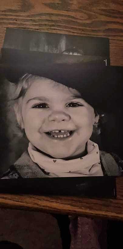 Alice a rejoint le concours — aidez-le/la à gagner de superbes lots ! art, baby, baby_laughing, cheek, child, eye, face, flash_photography, fun, hairstyle, happy, headwear, iris, joy, monochrome, monochrome_photography, nose, person, smile, style