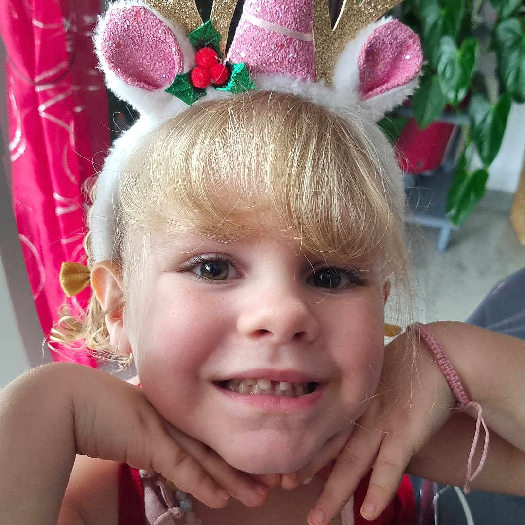 Alice a rejoint le concours — aidez-le/la à gagner de superbes lots ! accessories, baby, bodypart, bonnet, candle, clothing, costume, crown, dress, face, finger, hand, hat, head, jewelry, necklace, partyhat, person, photography, portrait