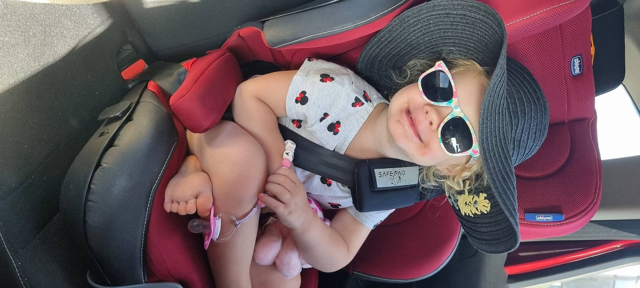 Alice a rejoint le concours — aidez-le/la à gagner de superbes lots ! arm, baby, cap, car_seat, child, comfort, eyewear, finger, fun, glasses, goggles, hand, happy, joy, lap, mouth, person, sun_hat, sunglasses, thigh