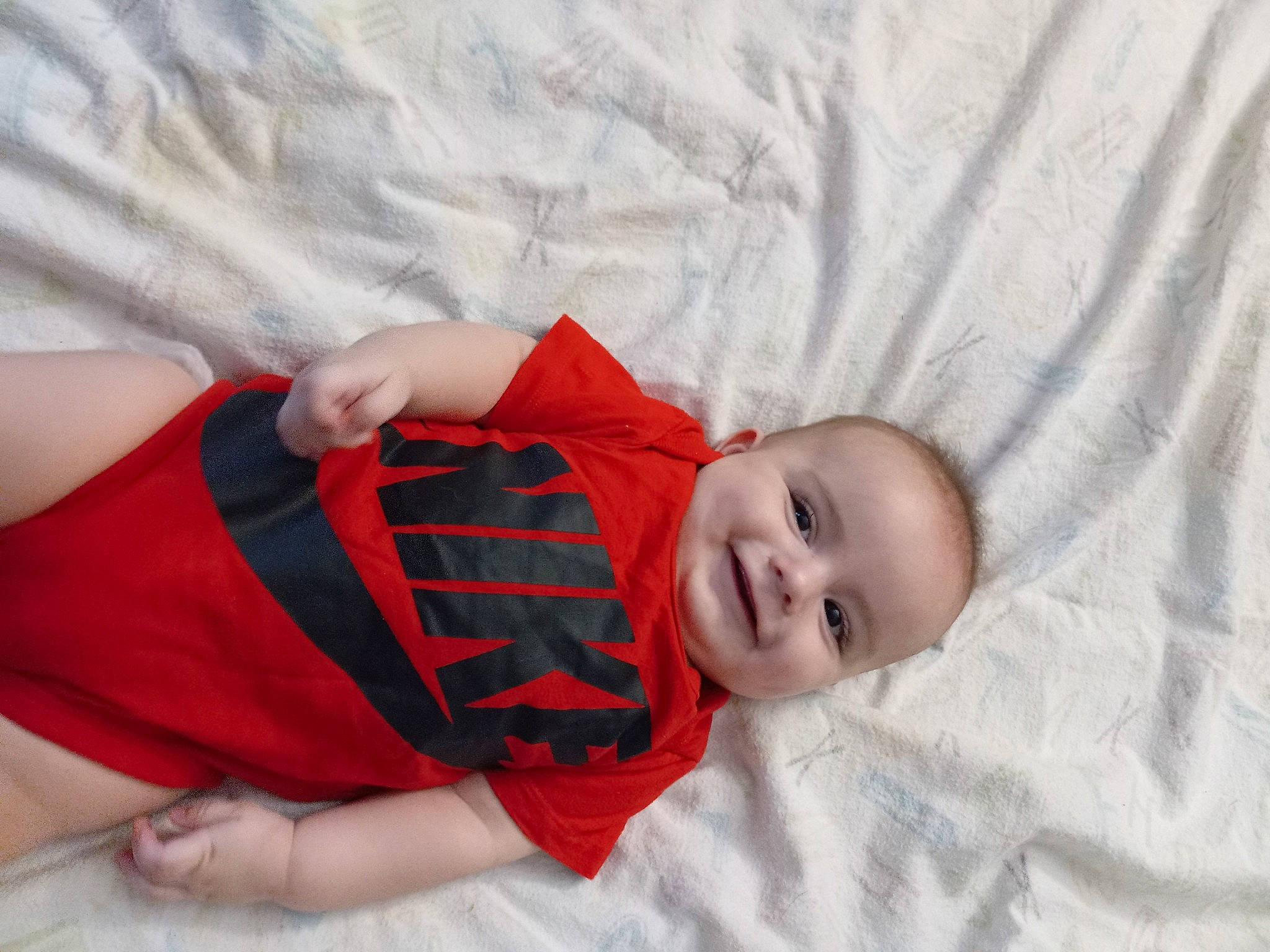 Leonidas is registered to the contest to win money with this photo: abdomen, baby, baby_products, baby_toddler_clothing, carmine, child, comfort, elbow, grass, happy, human_body, human_leg, joy, linens, pattern, person, sleeve, smile, thigh, toddler