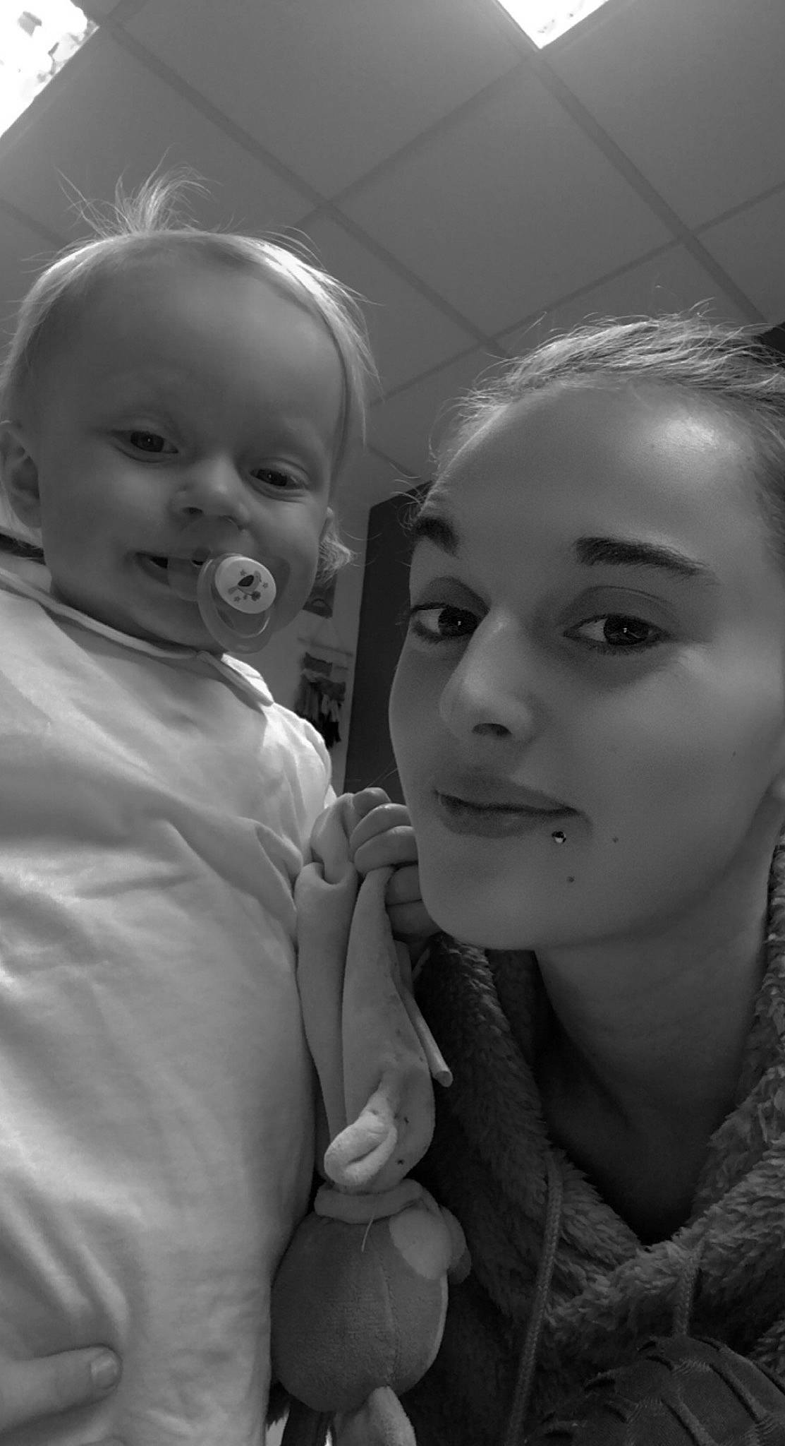 Ilyana a rejoint le concours — aidez-le/la à gagner de superbes lots ! black_and_white, cheek, eye, eyebrow, eyelash, facial_expression, flash_photography, gesture, hairstyle, happy, head, interaction, iris, lip, mouth, nose, person, skin, smile, standing