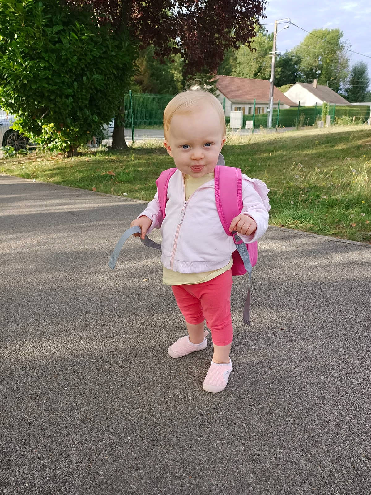 Ilyana participe au concours pour gagner de l'argent avec cette photo : asphalt, baby, baby_toddler_clothing, child, fun, gesture, grass, happy, leisure, magenta, people_in_nature, person, plant, recreation, road_surface, sidewalk, sky, sleeve, toddler, tree