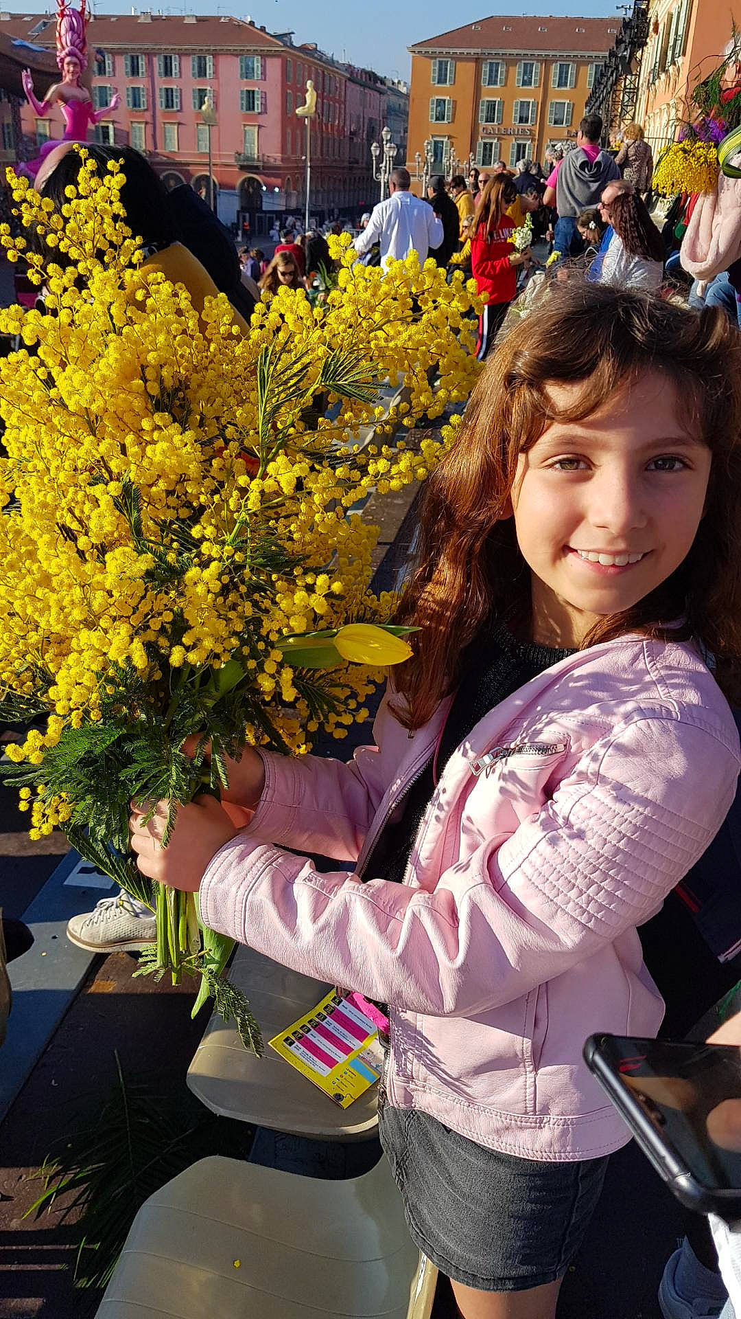 Nina participe au concours pour gagner de l'argent avec cette photo : annual_plant, art, bouquet, cut_flowers, floral_design, floristry, flower, flower_arranging, goldenrod, joy, mimosa, person, plant, smile, spring, yellow