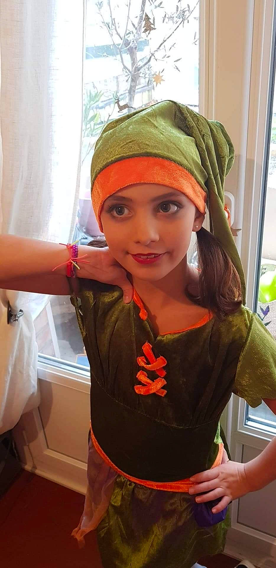 Nina participe au concours pour gagner de l'argent avec cette photo : clothing, fashion_accessory, hair_accessory, headgear, headwear, person, selfie