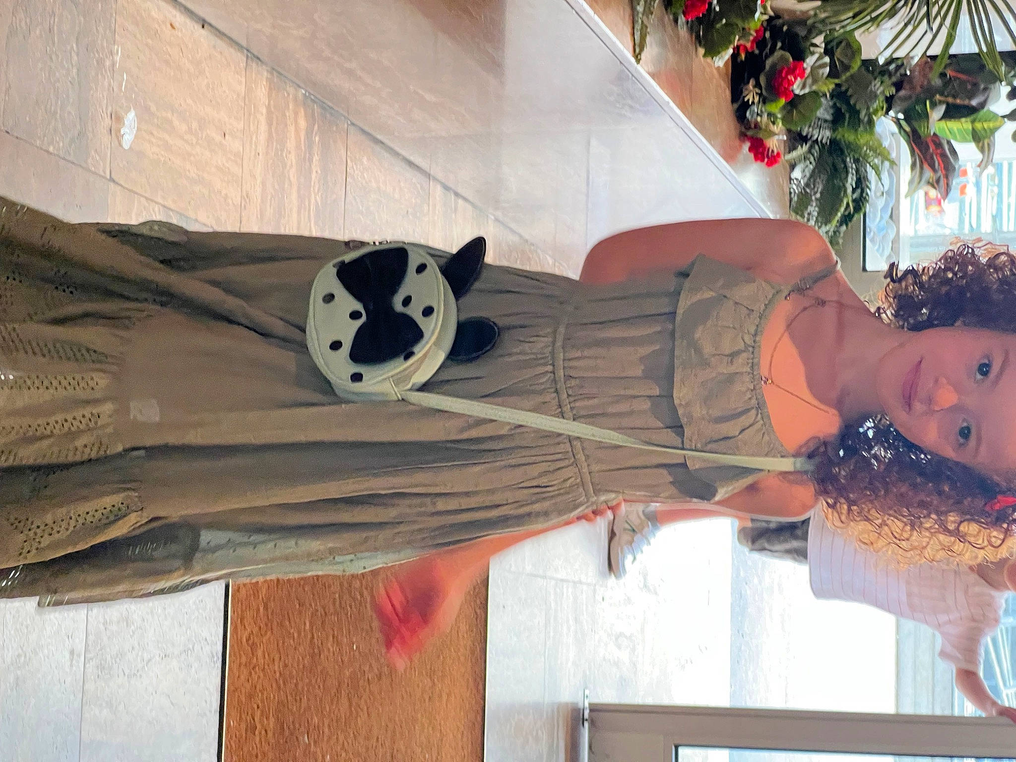 Lounja Alice participe au concours pour gagner de l'argent avec cette photo : art, carmine, event, fur, headwear, joy, pattern, person, plant, room, sculpture, skull, statue, suit, textile, tradition, tree, visual_arts, window, wood