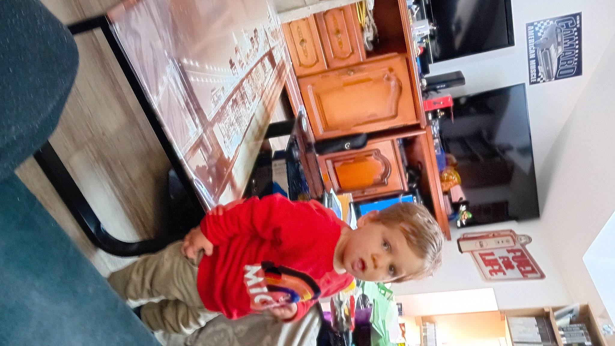 Devon participe au concours pour gagner de l'argent avec cette photo : box, building, cardboard, carton, child, fun, hoodie, machine, person, room, shipping_box, surprise, t_shirt, toddler, transport, window, wood