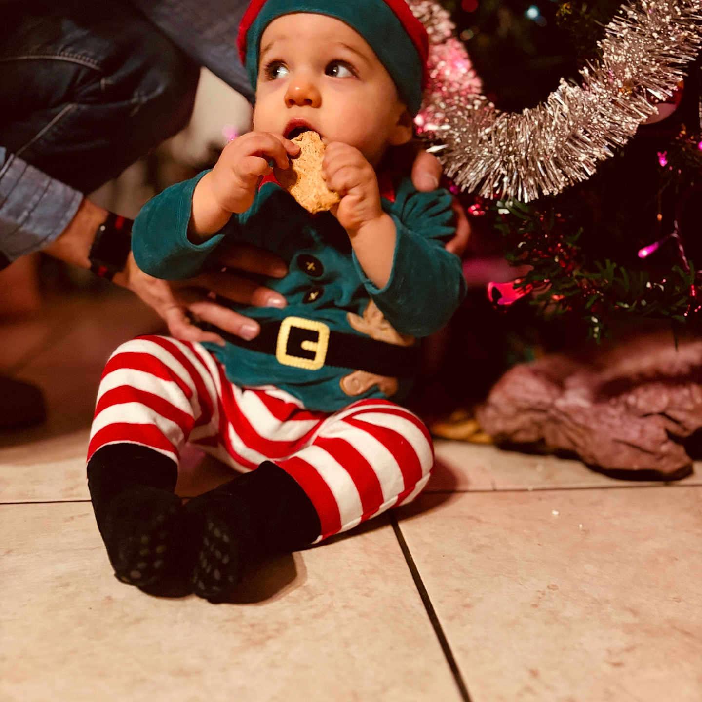 Noah a rejoint le concours — aidez-le/la à gagner de superbes lots ! baby, bodypart, bread, cap, clothing, eating, face, finger, food, footwear, hand, hat, head, person, photography, portrait, shoe, sitting, sweets, wristwatch