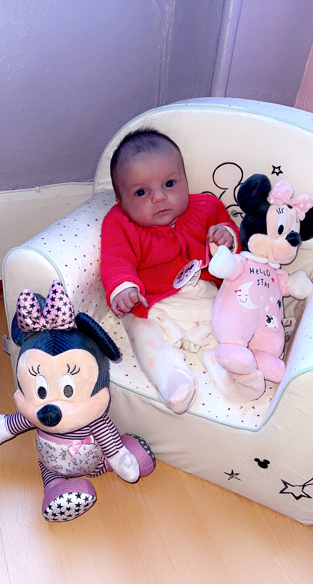 Néla participe au concours pour gagner de l'argent avec cette photo : baby, baby_products, baby_toddler_clothing, cheek, child, comfort, face, facial_expression, happy, head, mammal, person, pink, product, skin, sleeve, stuffed_toy, textile, toddler, toy