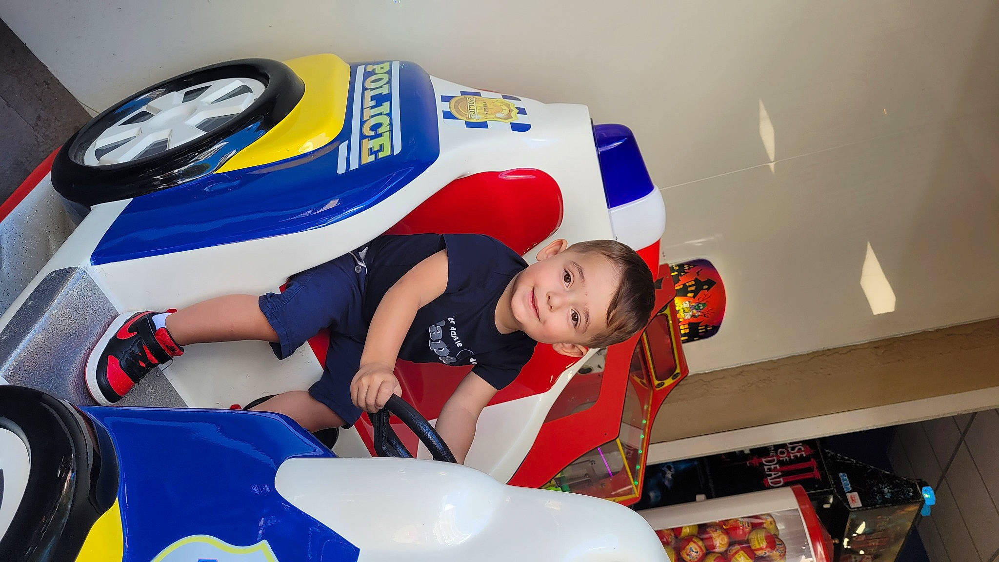 Ruben a rejoint le concours — aidez-le/la à gagner de superbes lots ! automotive_design, automotive_exterior, carmine, electric_blue, fictional_character, fun, human_leg, joy, leisure, logo, motor_vehicle, person, personal_protective_equipment, recreation, shorts, sportswear, t_shirt, thigh, toddler