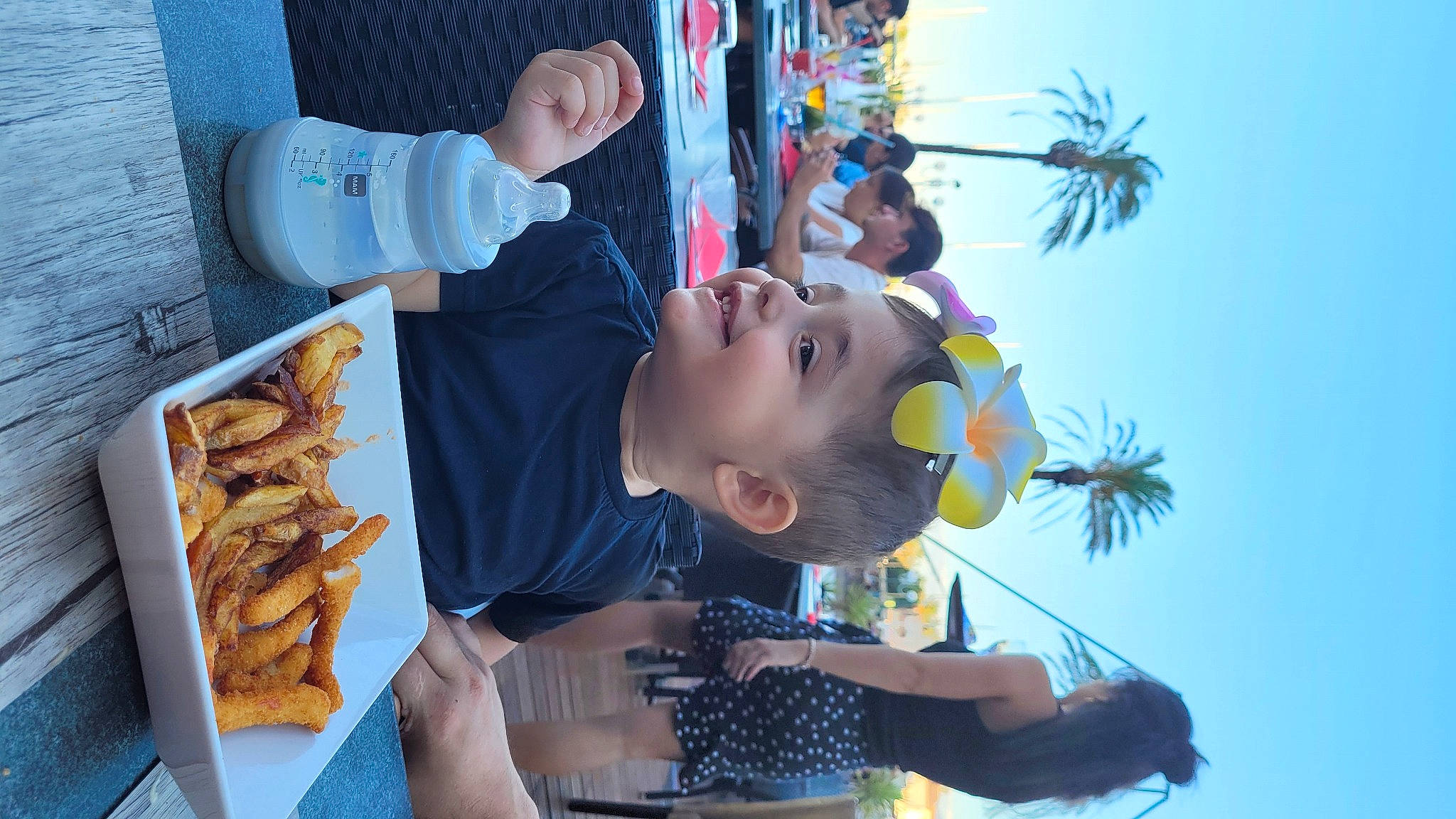 Ruben participe au concours pour gagner de l'argent avec cette photo : arecales, baby, chair, child, eyewear, fun, happy, joy, leisure, palm_tree, person, plant, play, room, shorts, sky, smile, summer, t_shirt, toddler