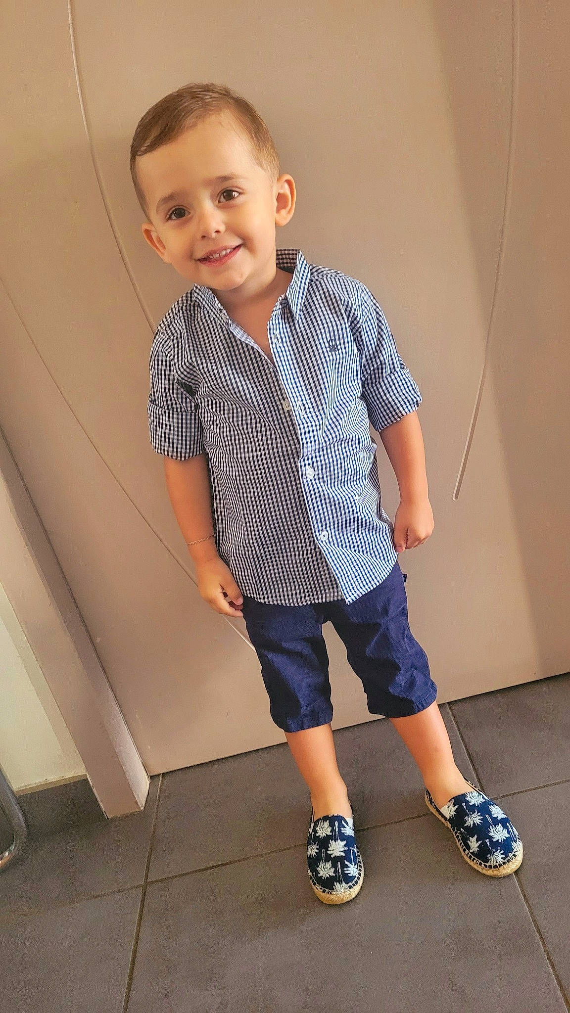 Ruben participe au concours pour gagner de l'argent avec cette photo : arm, baby_toddler_clothing, bermuda_shorts, collar, dress_shirt, electric_blue, fashion_design, human_leg, joint, joy, knee, neck, pattern, person, shoulder, sleeve, smile, sneakers, sportswear, t_shirt