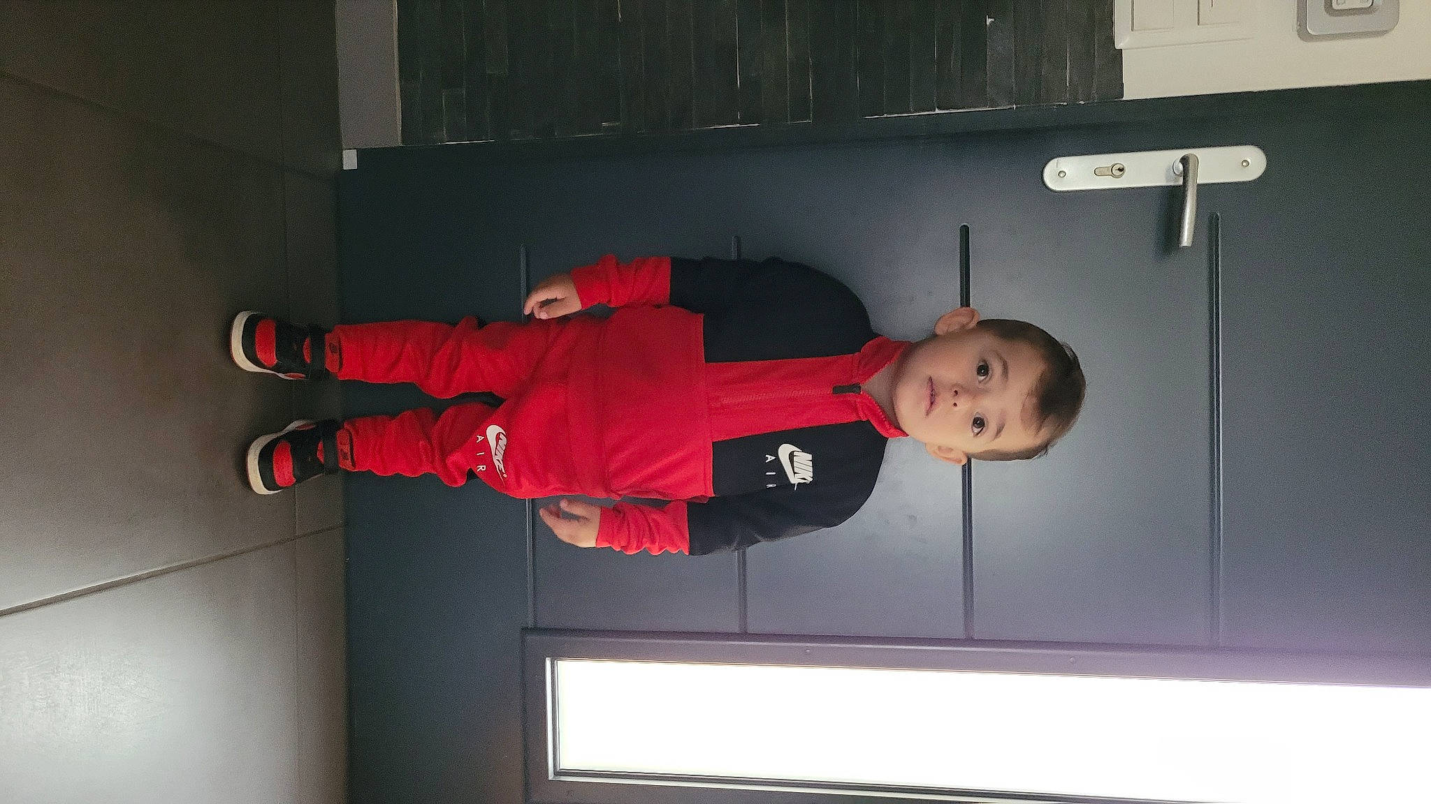 Ruben a rejoint le concours — aidez-le/la à gagner de superbes lots ! cleanliness, elbow, fixture, fun, gas, person, room, sleeve, t_shirt, toddler, walking_shoe, wrist