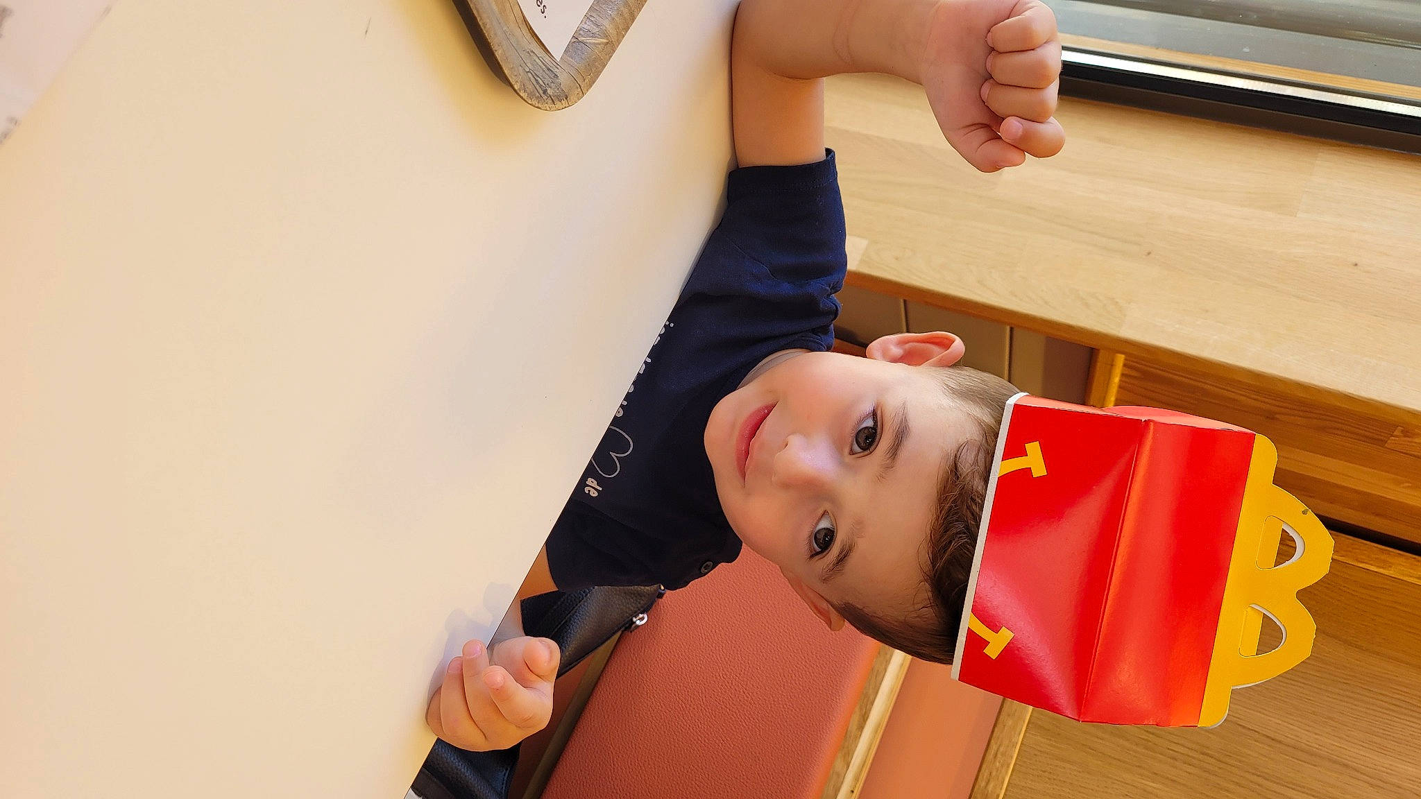 Ruben a rejoint le concours — aidez-le/la à gagner de superbes lots ! arm, child, elbow, finger, flooring, fun, gesture, hand, happy, hardwood, home_appliance, joy, leisure, nail, person, play, recreation, room, thumb, toddler