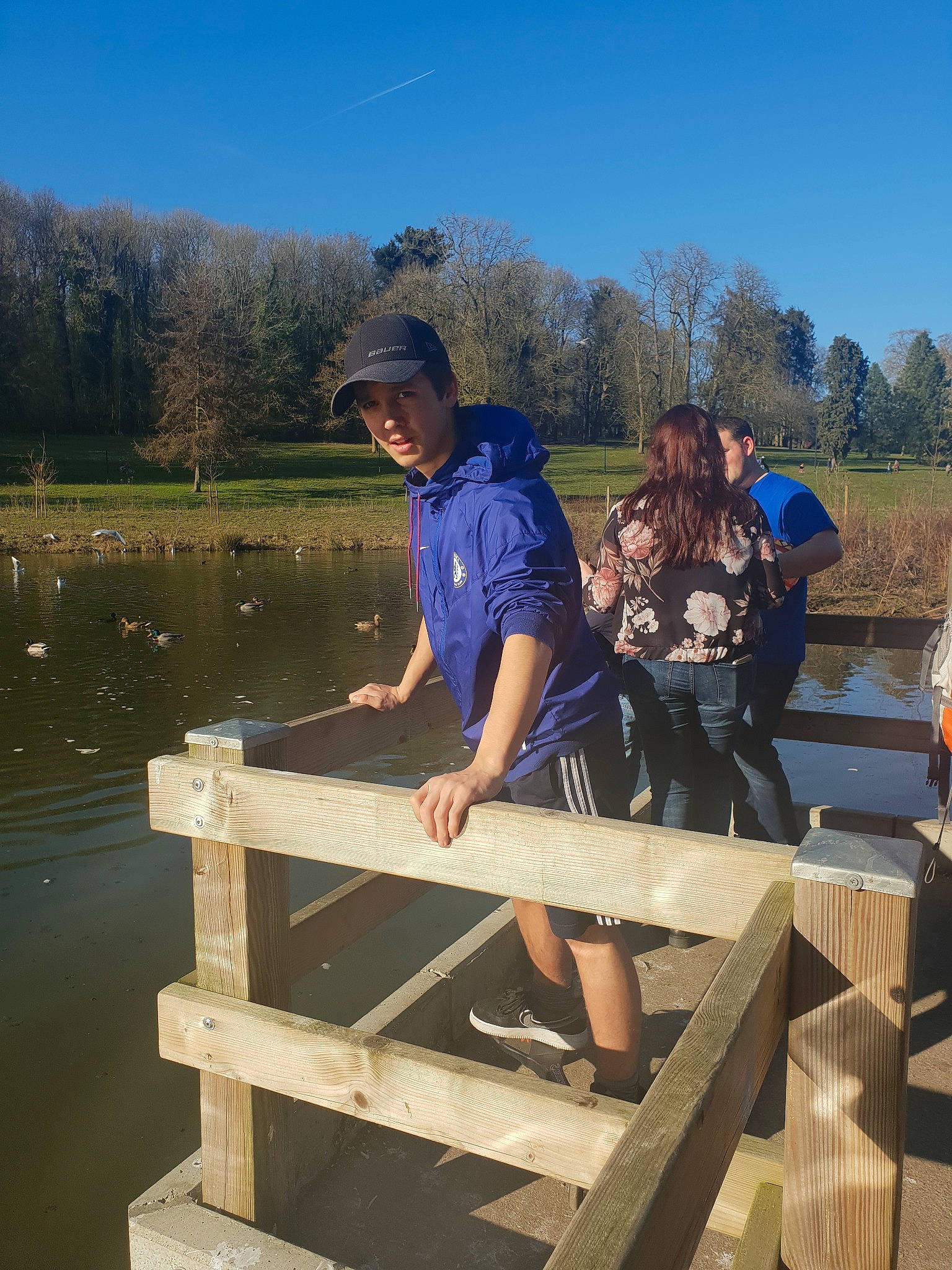 Brayan a rejoint le concours — aidez-le/la à gagner de superbes lots ! bridge, headwear, leisure, person, reflection, river, sky, table, tourism, tree, vacation, water, wood
