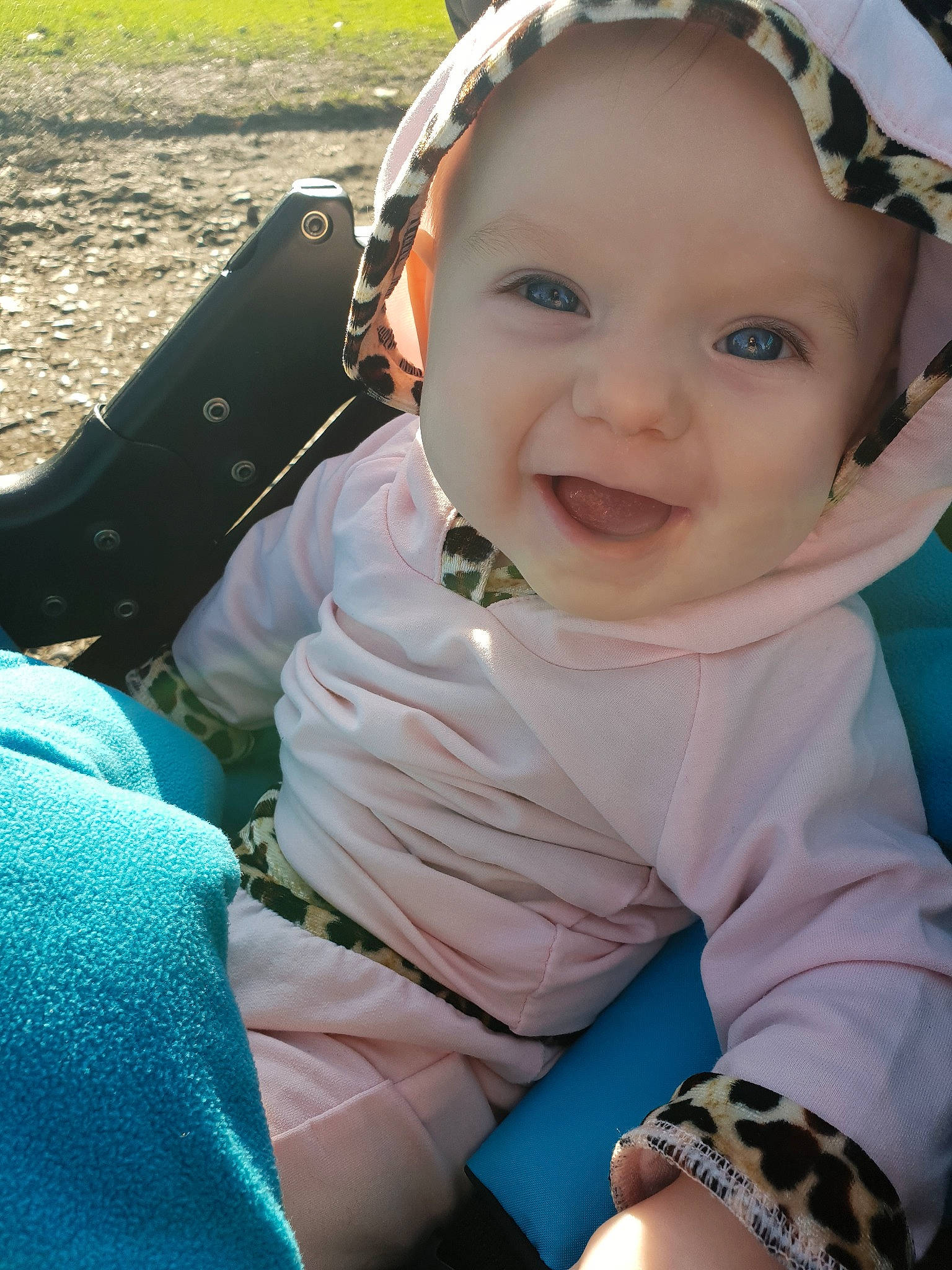 Marine a rejoint le concours — aidez-le/la à gagner de superbes lots ! baby, cheek, child, cool, eye, face, facial_expression, fashion_accessory, fun, hair_accessory, happy, head, headgear, lip, nose, person, skin, smile, sunlight, toddler