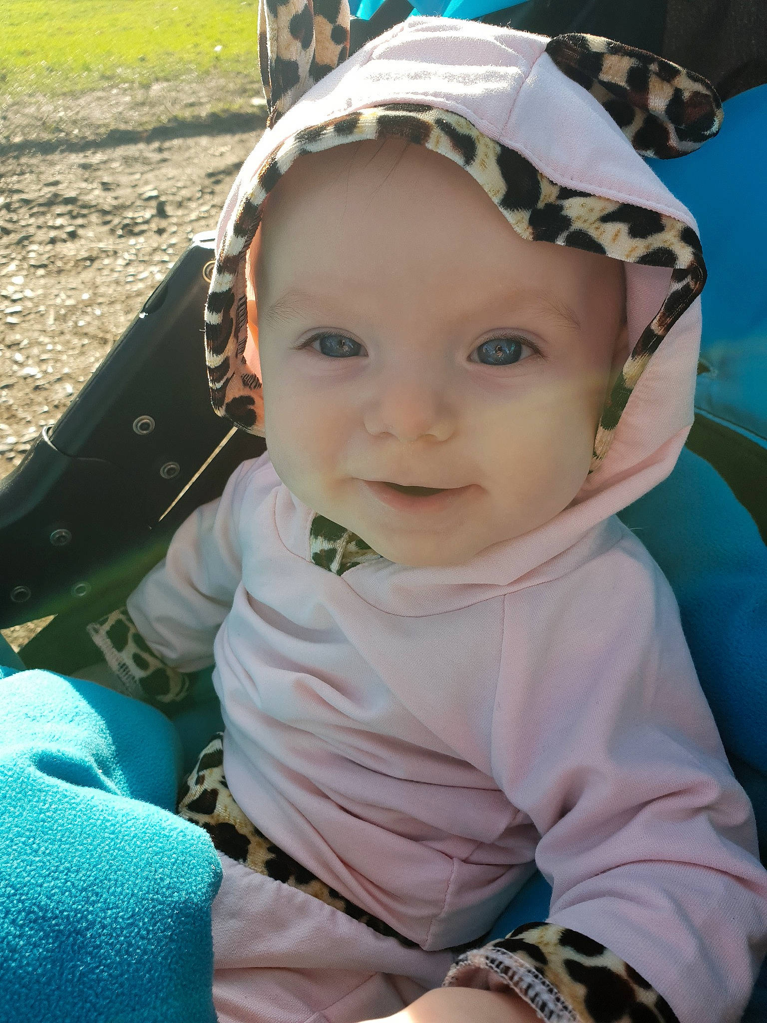 Marine participe au concours pour gagner de l'argent avec cette photo : baby, baby_products, cheek, child, cool, eye, grass, hat, head, headgear, person, product, skin, smile, toddler, vacation
