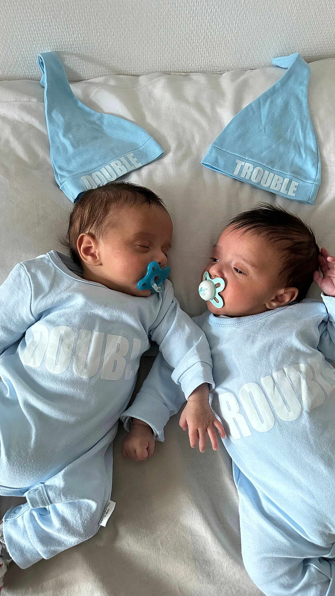 Maydine participe au concours pour gagner de l'argent avec cette photo : architecture, baby, bed, bedroom, blanket, couch, cushion, face, furniture, head, homedecor, indoors, newborn, people, person, photography, pillow, portrait, room, sleeping