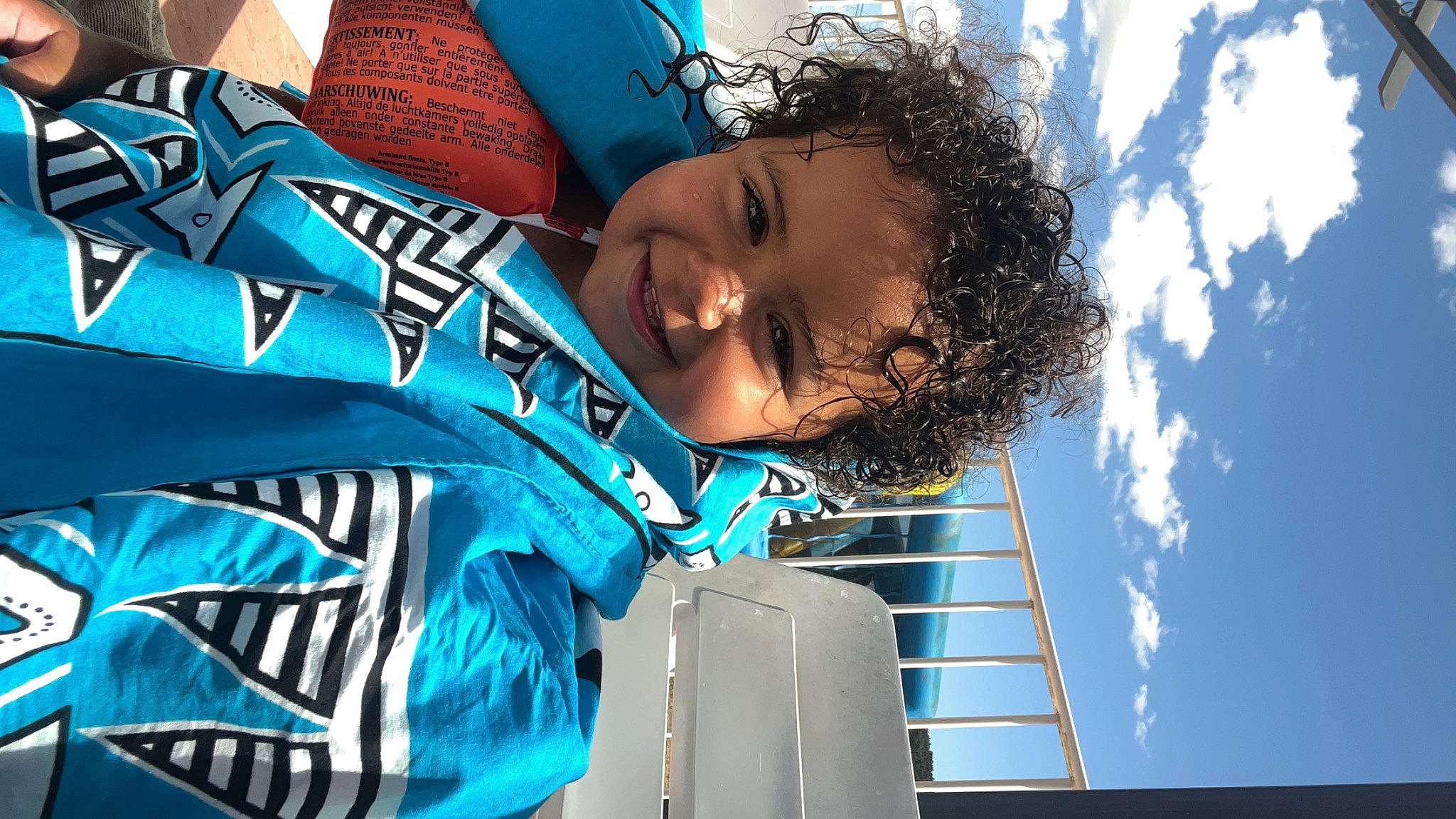 Alya a rejoint le concours — aidez-le/la à gagner de superbes lots ! azure, blue, cloud, electric_blue, fun, green, happy, joy, leisure, pattern, person, photograph, recreation, sky, smile, snapshot, t_shirt, toddler, travel, water