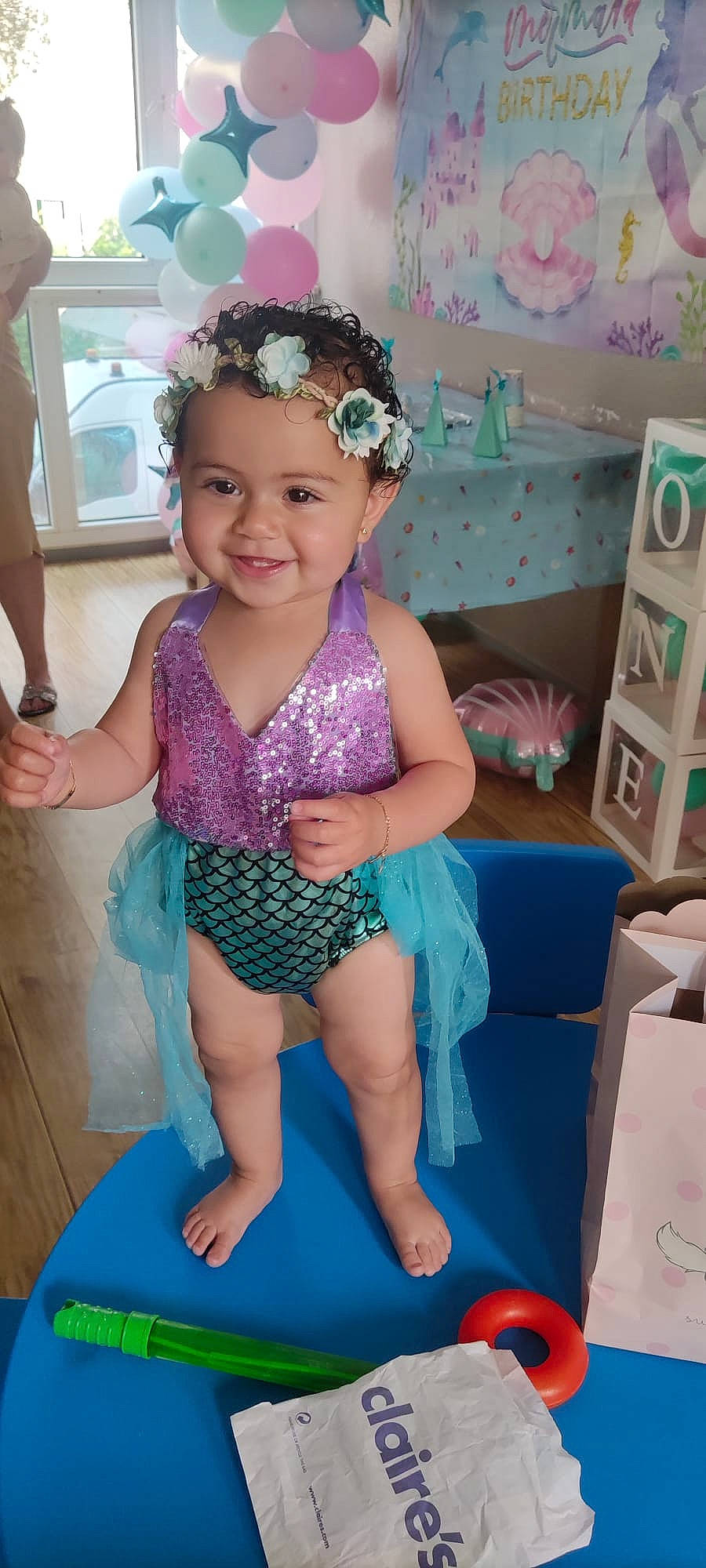 Alya a rejoint le concours — aidez-le/la à gagner de superbes lots ! baby_toddler_clothing, barefoot, blue, child, face, fashion_accessory, foot, fun, happy, headband, headpiece, headwear, human_leg, joy, leisure, magenta, person, pink, purple, skin