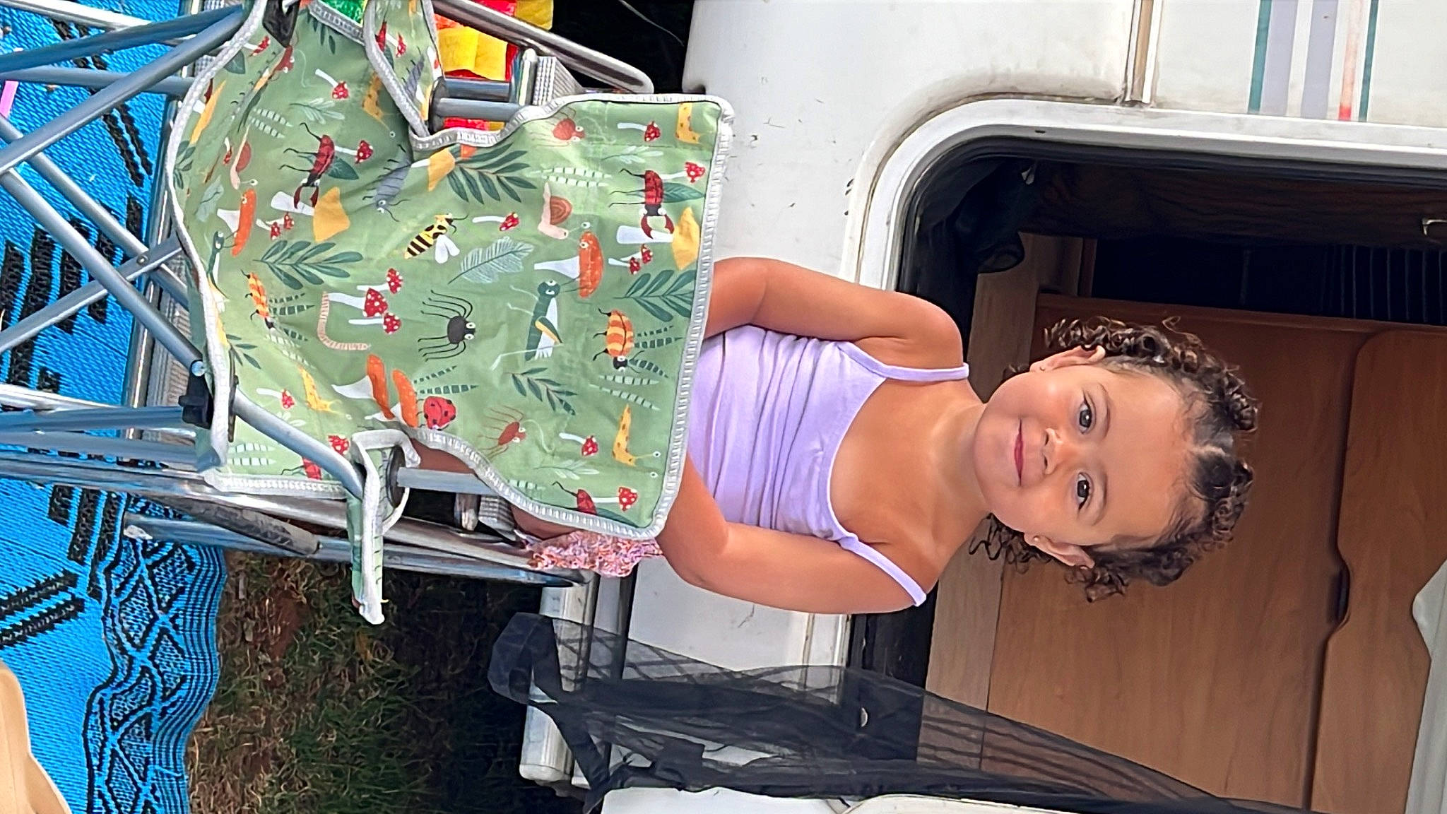 Alya participe au concours pour gagner de l'argent avec cette photo : child, fashion_design, fun, happy, hat, joy, leisure, machine, pattern, person, plastic, room, smile, t_shirt, toddler, visual_arts