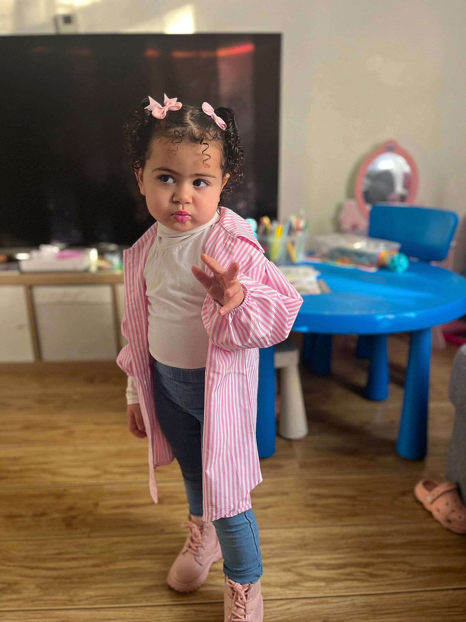 Alya a rejoint le concours — aidez-le/la à gagner de superbes lots ! baby_toddler_clothing, child, entertainment, event, fashion_design, floor, flooring, foot, fun, happy, hardwood, human_leg, laminate_flooring, leisure, person, room, sleeve, standing, toddler, wood
