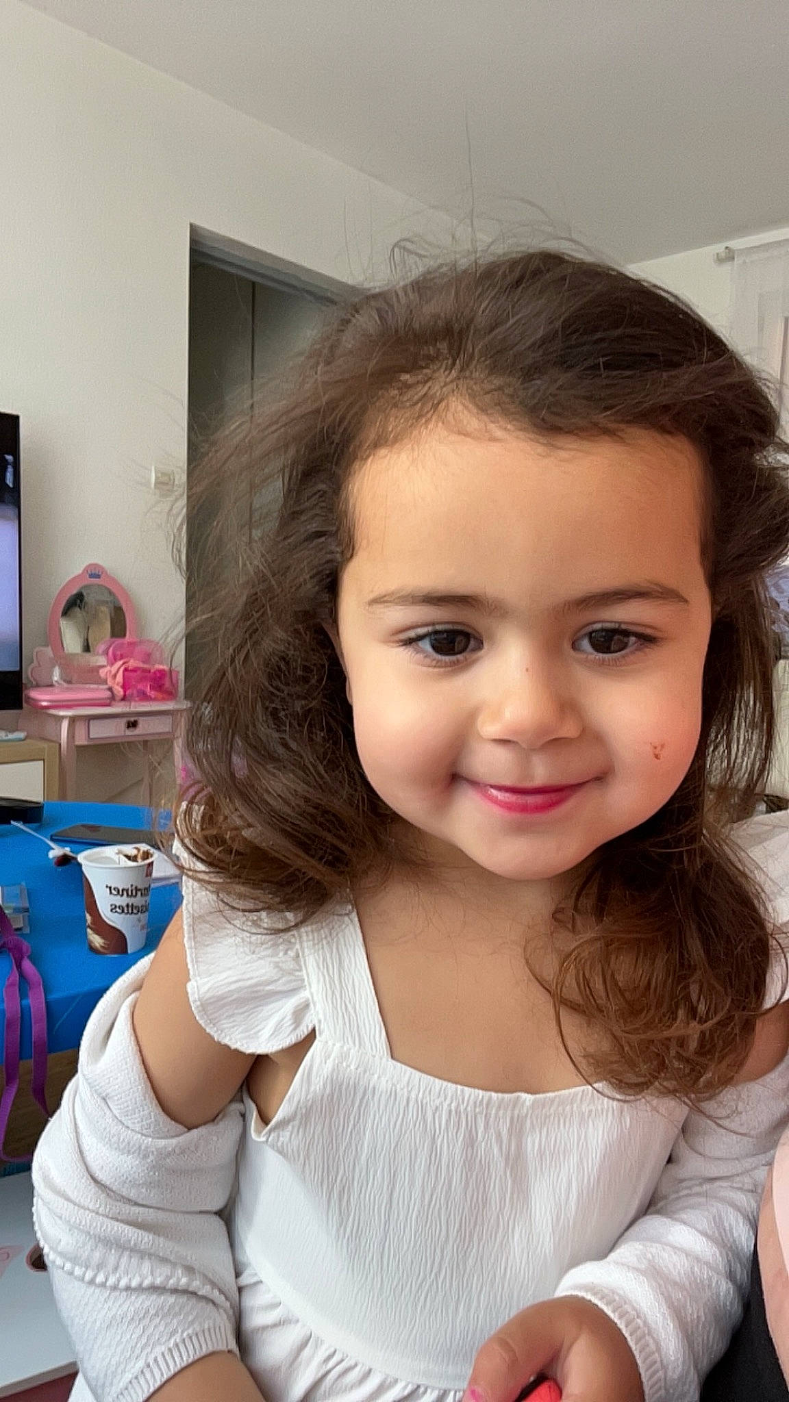 Alya a rejoint le concours — aidez-le/la à gagner de superbes lots ! beauty, black_hair, blond, brown_hair, cheek, child, eyebrow, eyelash, forehead, hairstyle, happy, iris, joy, lip, long_hair, neck, nose, person, skin, sleeve