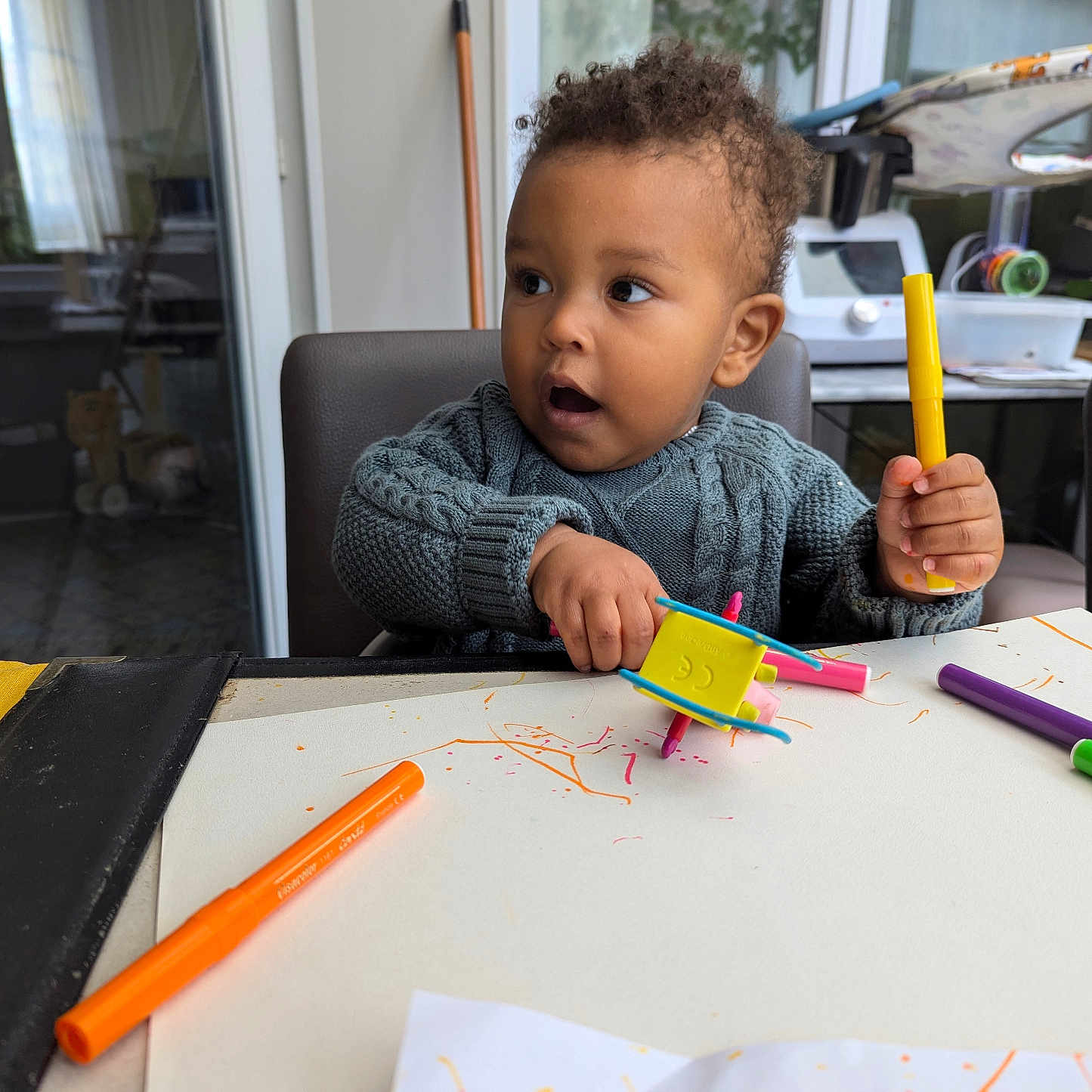 Galiam a rejoint le concours — aidez-le/la à gagner de superbes lots ! architecture, baby, bodypart, box, building, chair, desk, face, finger, furniture, hand, head, pen, pencil, person, school, sitting, student, table, writing