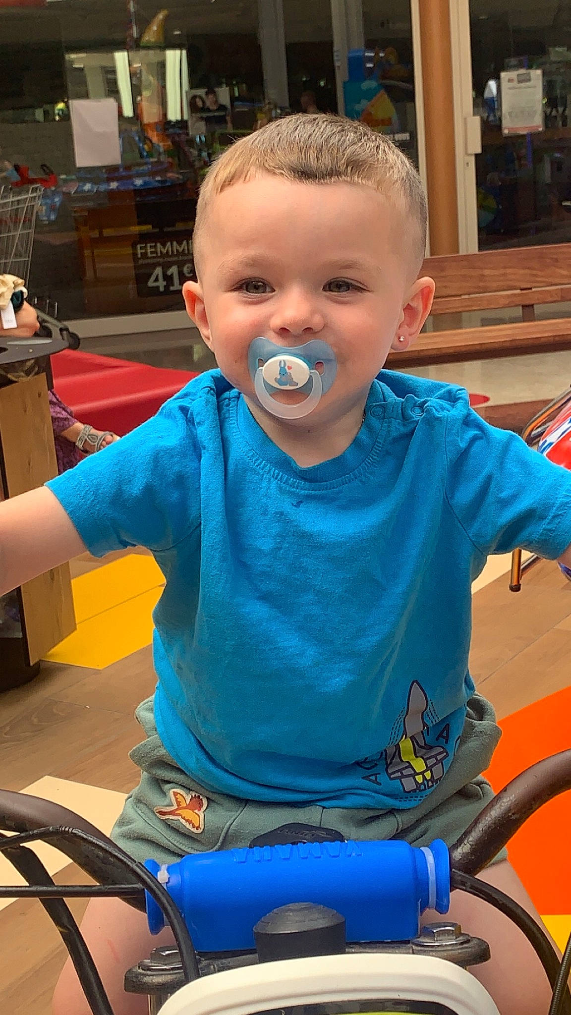 Tiendzo a rejoint le concours — aidez-le/la à gagner de superbes lots ! baby, baby_products, baby_toddler_clothing, bicycle_handlebar, blue, box, chair, cheek, child, electric_blue, fun, happy, joy, leisure, person, play, recreation, sitting, smile, t_shirt