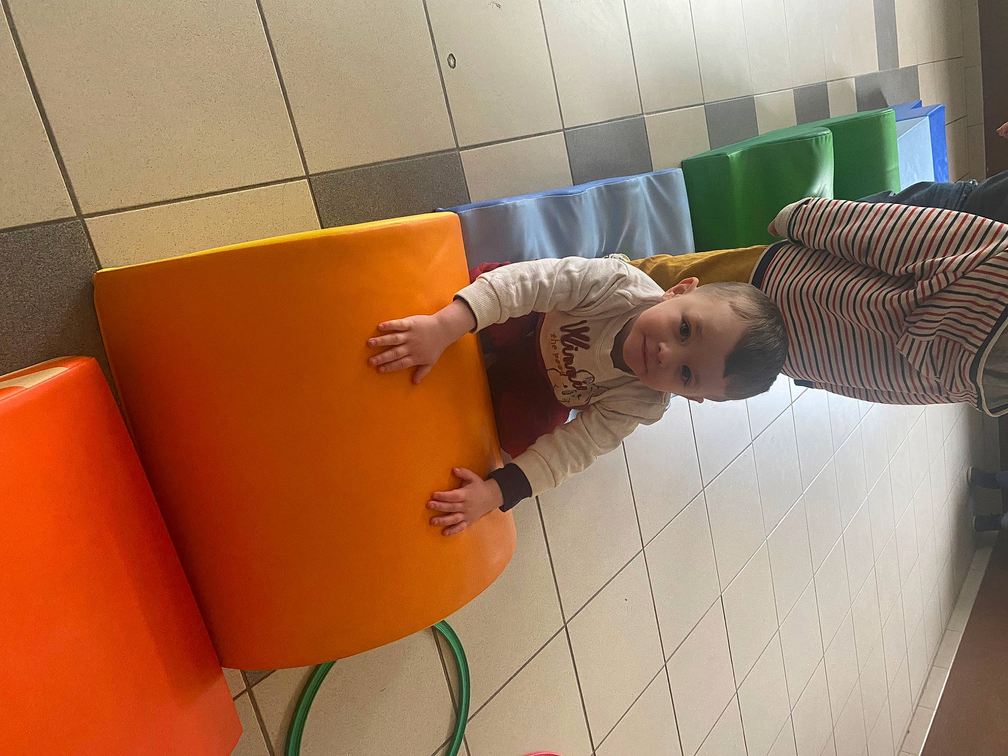 Tiendzo participe au concours pour gagner de l'argent avec cette photo : baby, child, cleanliness, comfort, floor, flooring, fun, leisure, material_property, paper_product, pattern, person, plastic, play, product, room, sitting, smile, tile, toddler