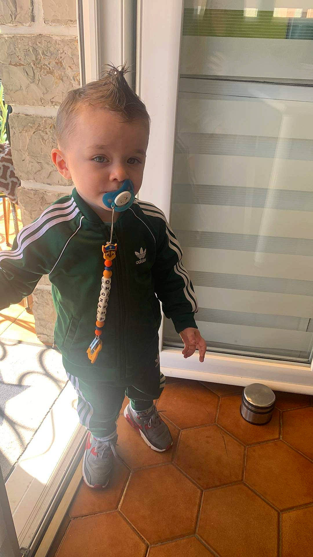 Tiendzo a rejoint le concours — aidez-le/la à gagner de superbes lots ! baby, baby_toddler_clothing, child, curtain, electric_blue, floor, flooring, fun, human_body, knee, pattern, person, sitting, sleeve, t_shirt, toddler, vacation