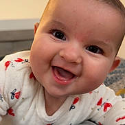 Francesca a rejoint le concours — aidez-le/la à gagner de superbes lots ! baby, smiling, face, close_up, onesie, heart_pattern, infant, cute, child, happy, person, indoor, bed, blanket, hand, skin, eyelashes, head, expression, young