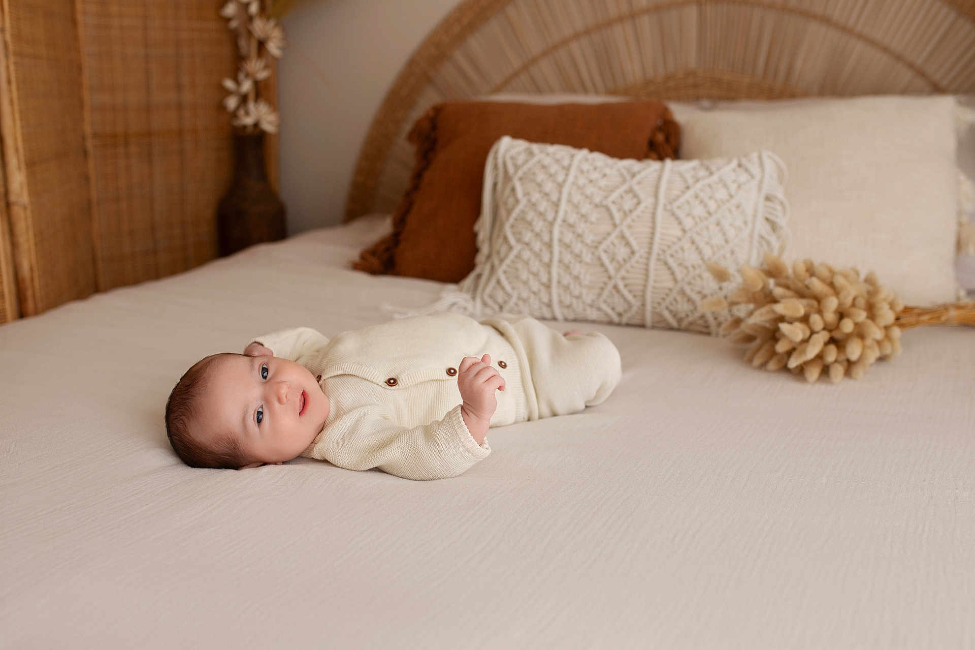 Valentin participe au concours pour gagner de l'argent avec cette photo : baby, infant, bed, pillow, blanket, soft_texture, cozy, indoor, resting, face, clothing, neutral_colors, decor, wooden, woven, calm, cute, relaxation, portrait, newborn
