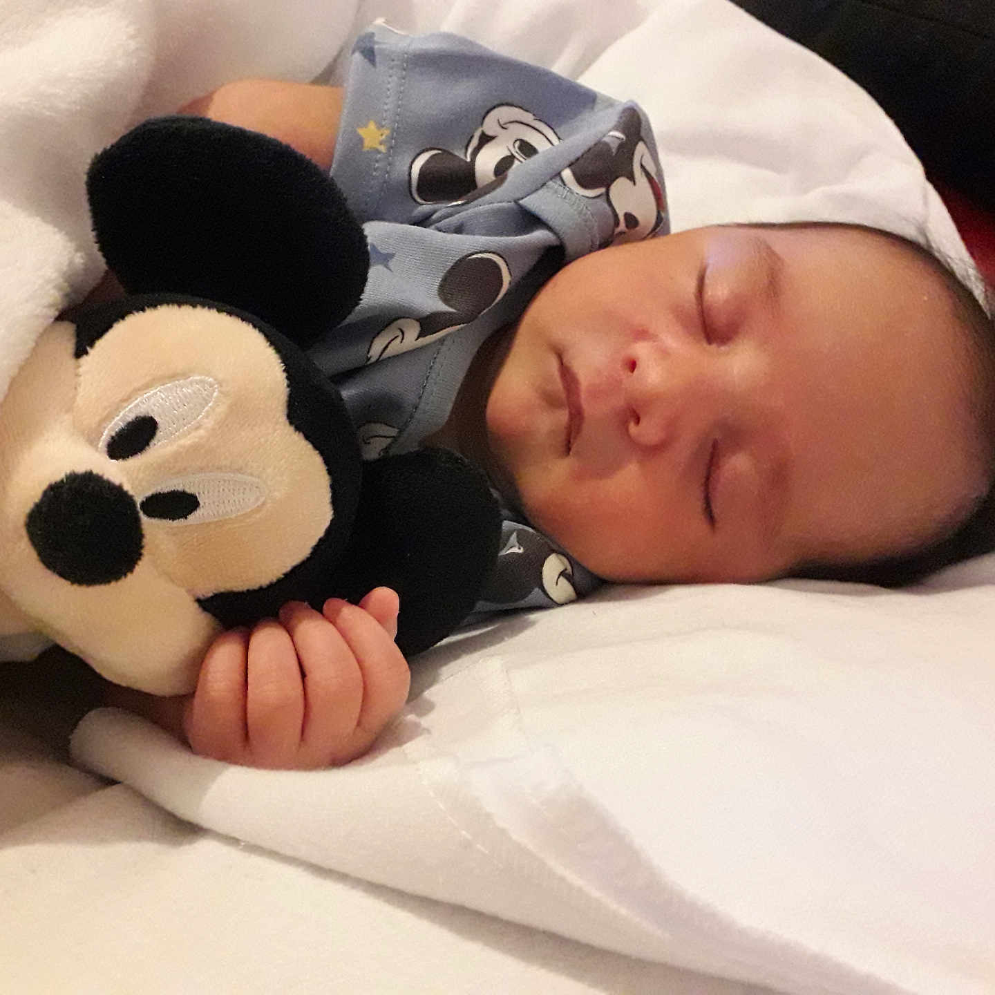 Nohorai Faua a rejoint le concours — aidez-le/la à gagner de superbes lots ! baby, bed, bedroom, blanket, bodypart, cushion, face, finger, furniture, hand, head, homedecor, indoors, newborn, person, photography, portrait, room, sleeping, toy