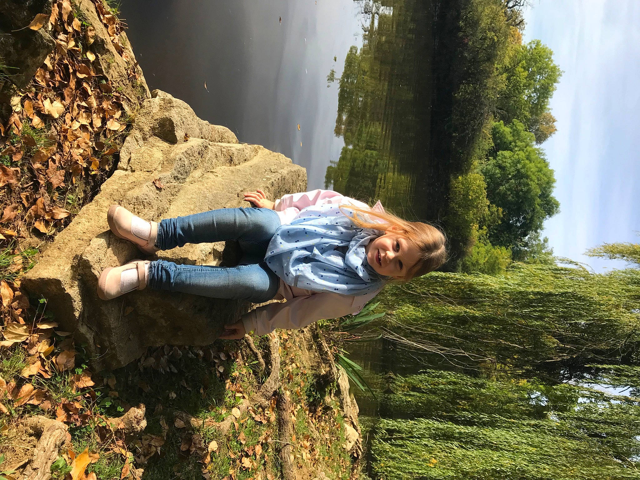 Ambre a rejoint le concours — aidez-le/la à gagner de superbes lots ! adventure, denim, flash_photography, forest, fun, grass, happy, jeans, landscape, leisure, people_in_nature, person, plant, recreation, rock, sitting, sky, soil, sunlight, tree