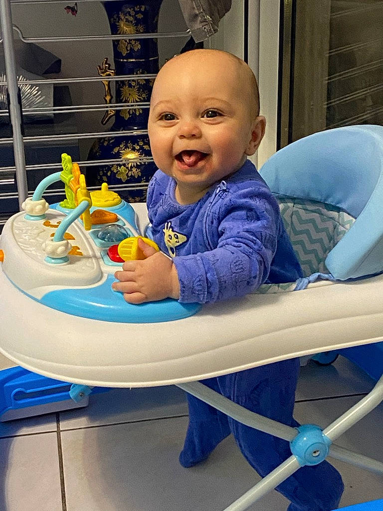 Morgan a rejoint le concours — aidez-le/la à gagner de superbes lots ! baby, baby_products, baby_toddler_clothing, blue, child, comfort, electric_blue, fun, happy, leisure, person, plastic, play, recreation, room, shelf, sitting, smile, t_shirt, toddler