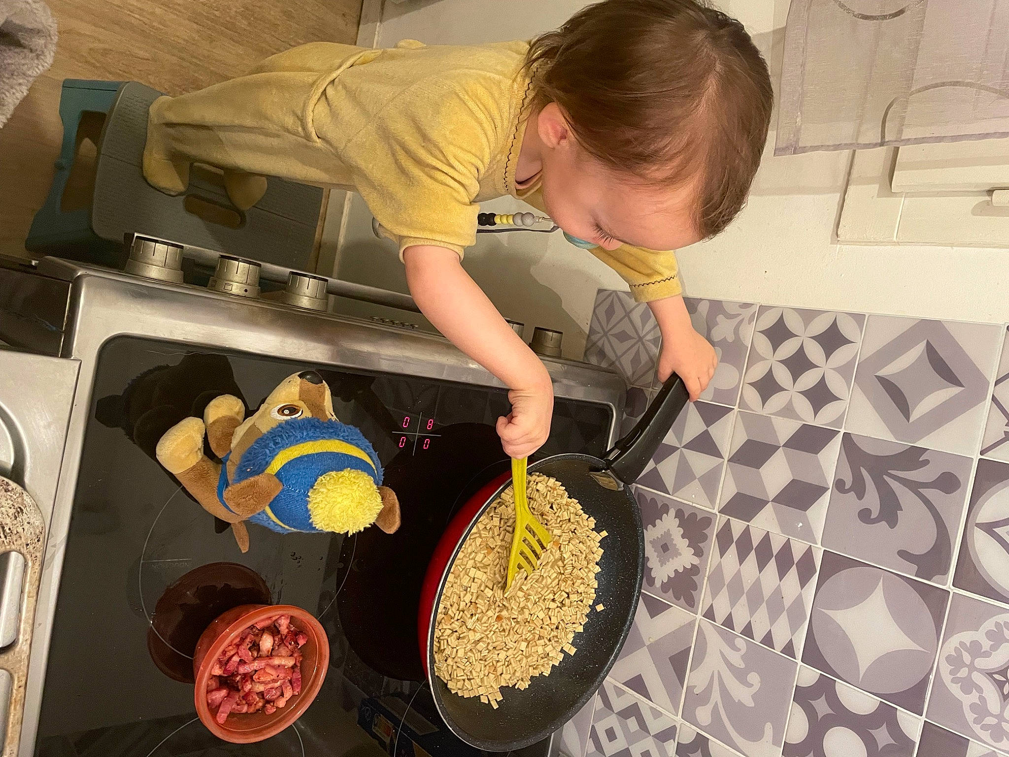 Tom a rejoint le concours — aidez-le/la à gagner de superbes lots ! circle, comfort_food, cooking, cookware_and_bakeware, cuisine, dish, flooring, food, food_processing, homemaker, ingredient, kitchen, kitchen_appliance, meal, person, recipe, room, staple_food