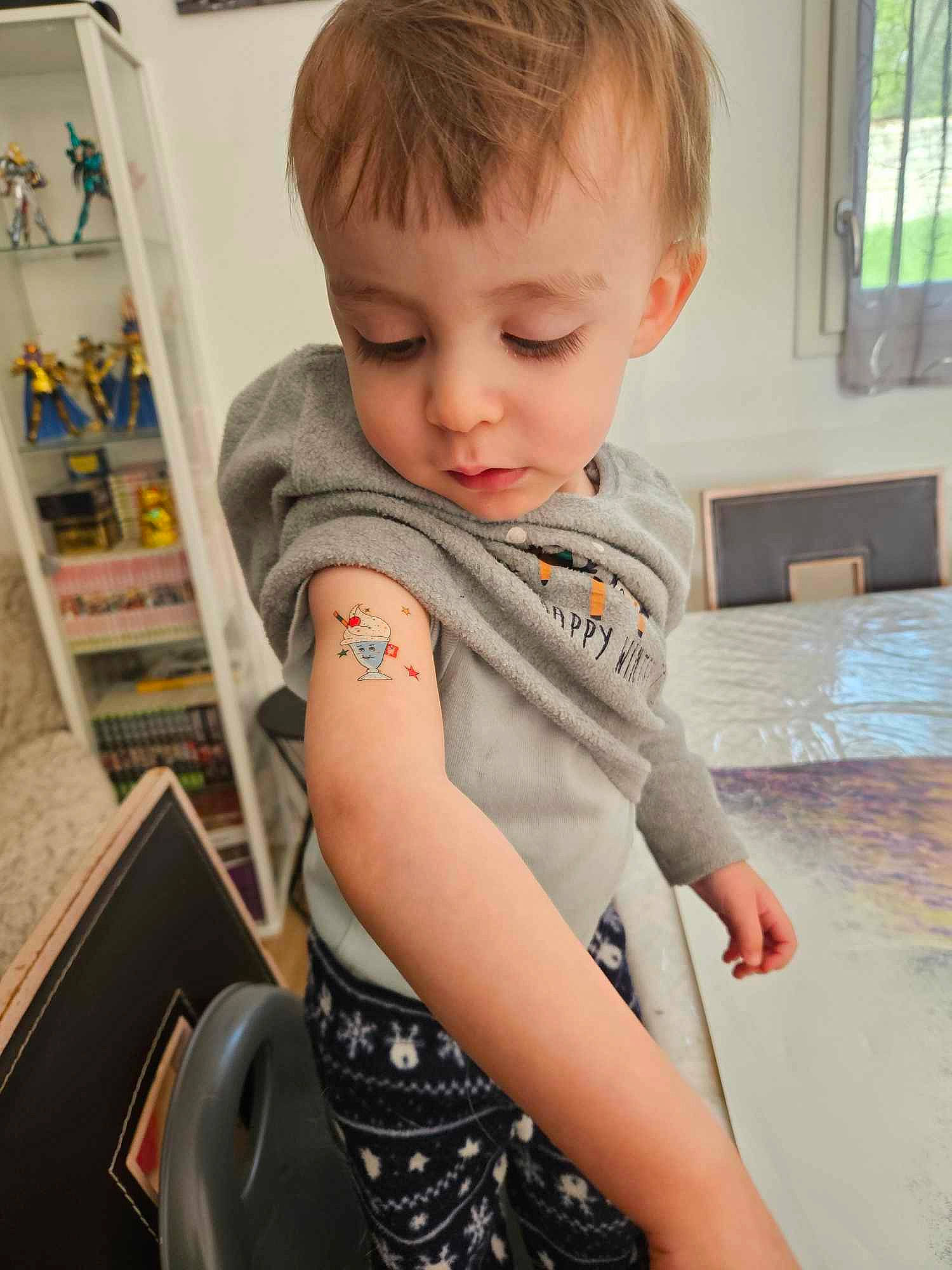 Tom participe au concours pour gagner de l'argent avec cette photo : baby, baby_toddler_clothing, blond, brown_hair, cheek, child, elbow, eyelash, floor, flooring, hair, head, human_body, neck, person, sitting, skin, sleeve, t_shirt, toddler