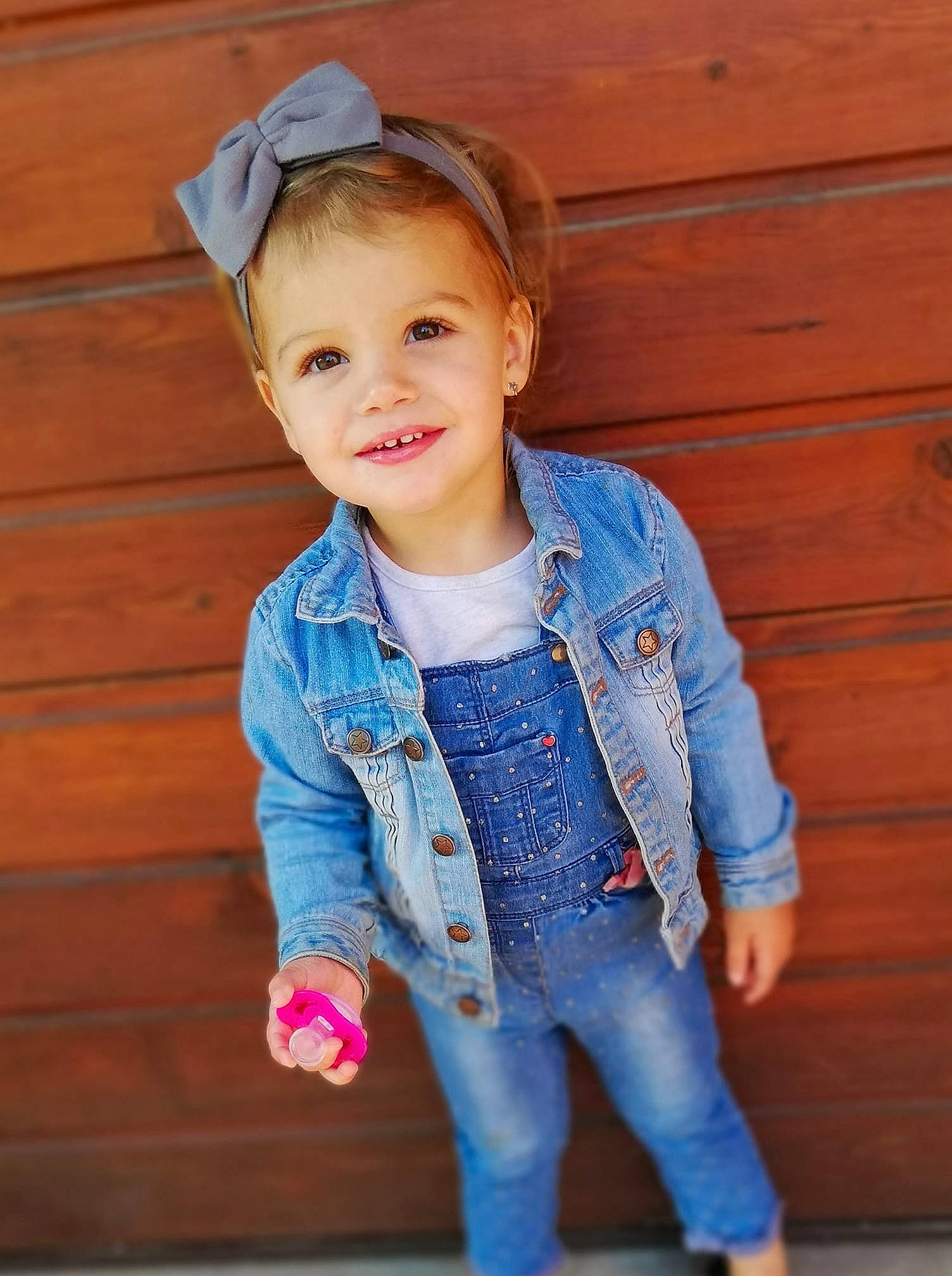 Layana a rejoint le concours — aidez-le/la à gagner de superbes lots ! blue, child, child_model, clothing, day, denim, girl, headgear, jeans, joy, material, outerwear, person, pink, shorts, skin, smile, standing, sweater, textile