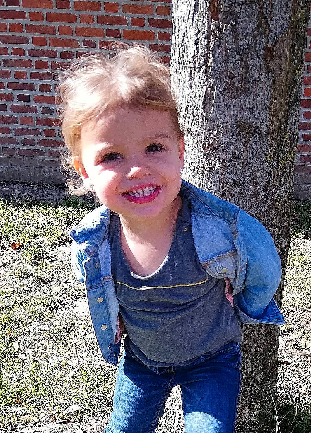 Layana participe au concours pour gagner de l'argent avec cette photo : blond, boy, child, day, emotion, eye, facial_expression, fun, girl, grass, hair, hairstyle, head, human_hair_color, joy, person, plant, skin, smile, toddler