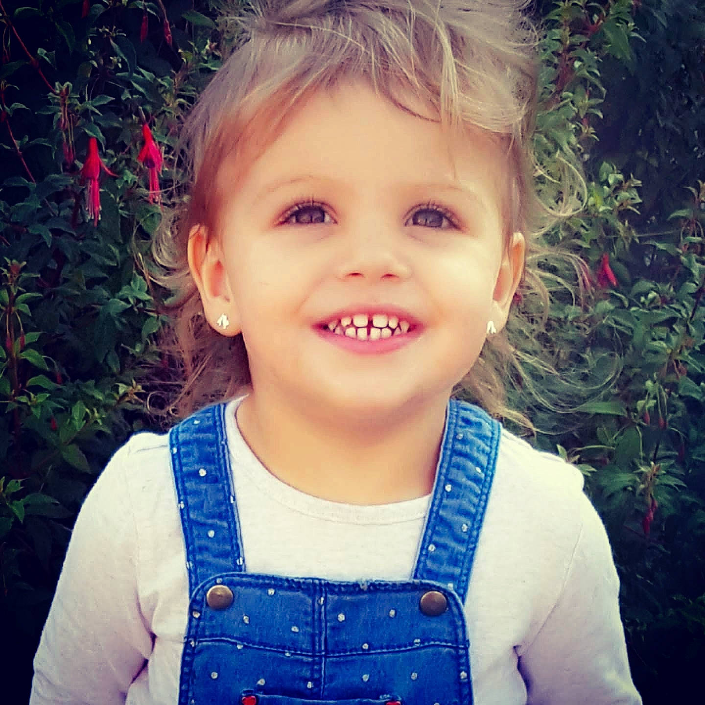 Layana participe au concours pour gagner de l'argent avec cette photo : blond, boy, cheek, child, emotion, eye, face, facial_expression, girl, hair, hairstyle, head, human_hair_color, joy, nose, organ, person, skin, smile, toddler