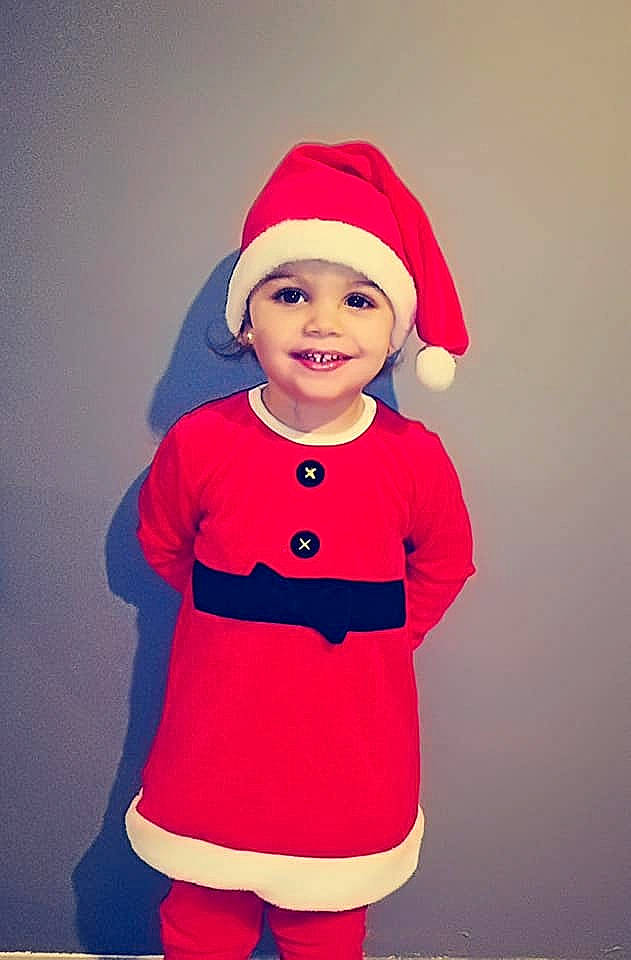 Layana a rejoint le concours — aidez-le/la à gagner de superbes lots ! child, christmas, costume, fictional_character, girl, headgear, headwear, holiday, joint, joy, outerwear, person, red, shoulder, sleeve, smile, standing, t_shirt, textile, toddler