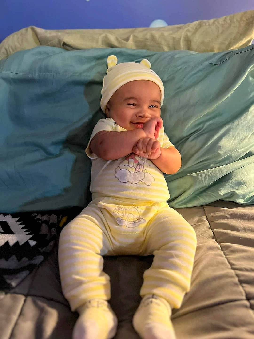 Kauirs is registered to the contest to win money with this photo: abdomen, baby, baby_toddler_clothing, barefoot, child, comfort, foot, fun, grass, happy, hat, headwear, human_leg, knee, lap, leisure, linens, person, play, sitting